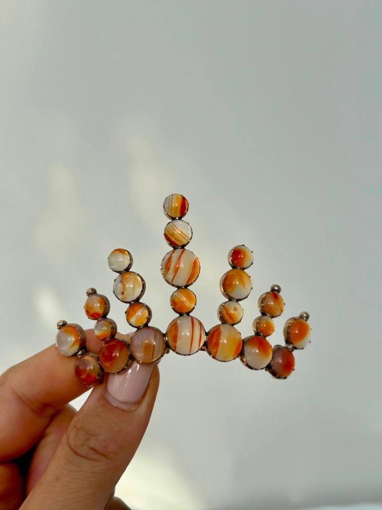 Large Victorian Era Agate Gold Tiara Brooch: Large Victorian Era Agate Gold Tiara Brooch truly fabulous measurements size 72mm x 34mm weight 17.91g materials agate and gold