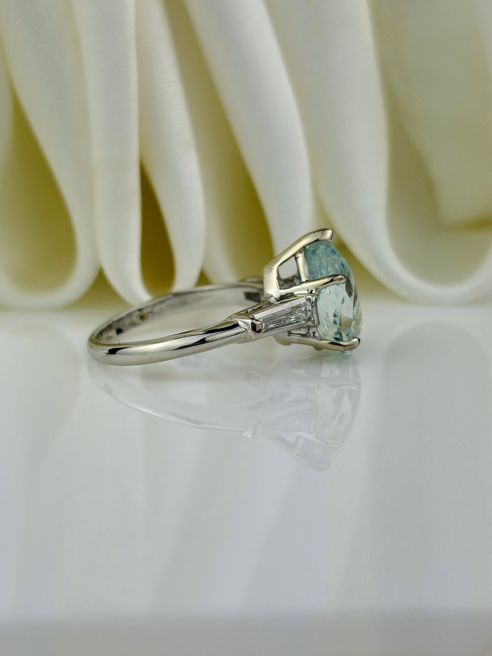OUTSTANDING WHITE GOLD AQUAMARINE PEAR SHAPED RING WITH DIAMOND SHOULDERS - 2