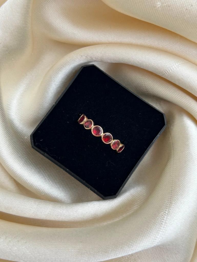 Antique Georgian Era Garnet Full Eternity Band Hoop Ring in Gold - 4