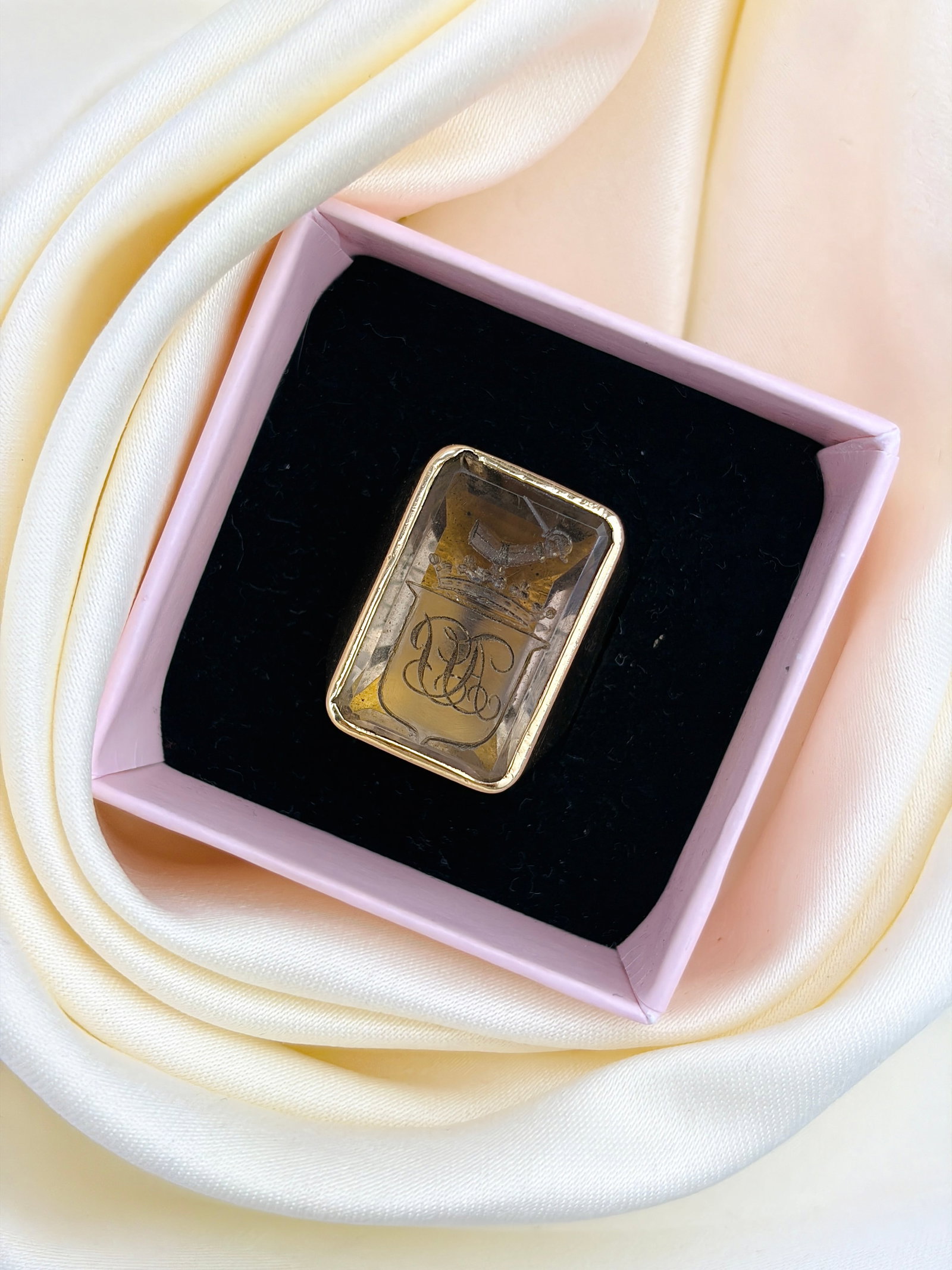 ANTIQUE CHUNKY 9CT YELLOW GOLD INTAGLIO SEAL RING - 7