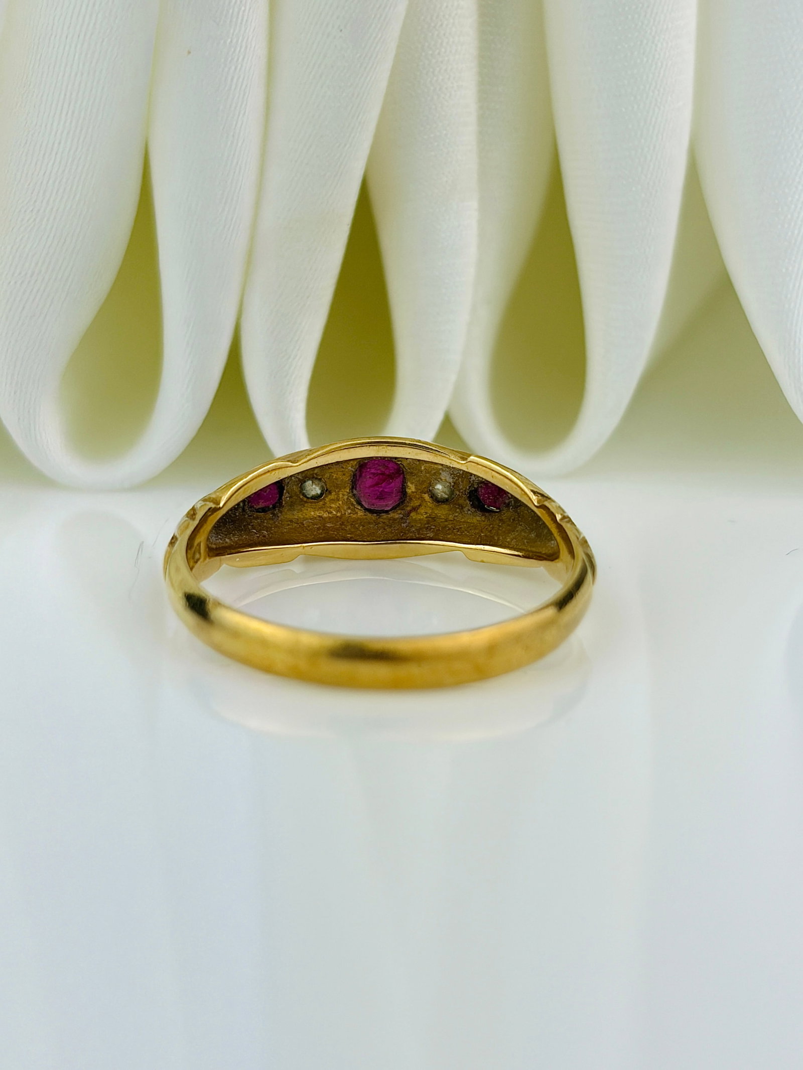 ANTIQUE 18CT YELLOW GOLD RUBY AND DIAMOND 5 STONE SCROLL RING - 3