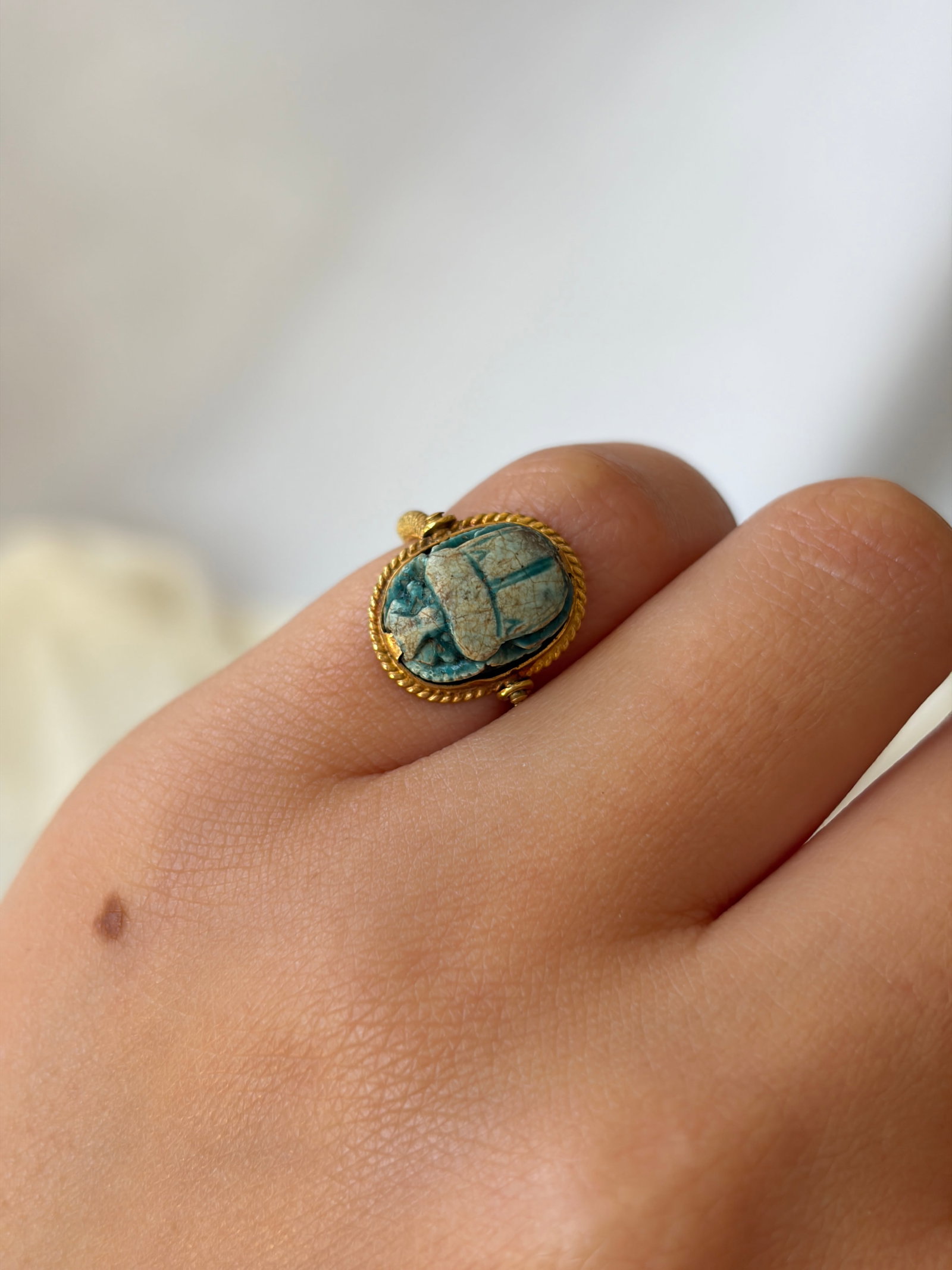 RARE ANTIQUE SPINNING CARVED SCARAB RING IN 18CT GOLD - 3