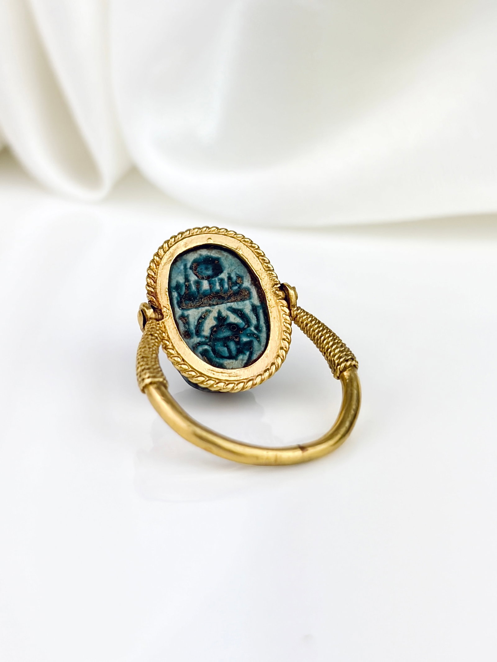 RARE ANTIQUE SPINNING CARVED SCARAB RING IN 18CT GOLD - 6
