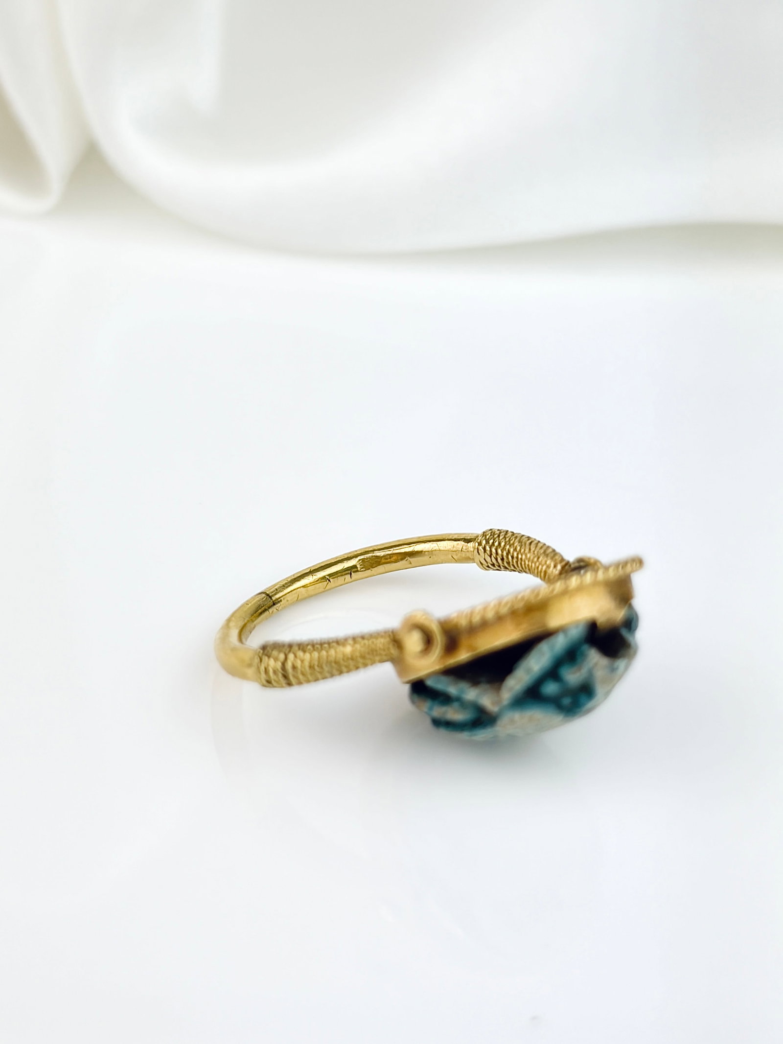 RARE ANTIQUE SPINNING CARVED SCARAB RING IN 18CT GOLD - 7
