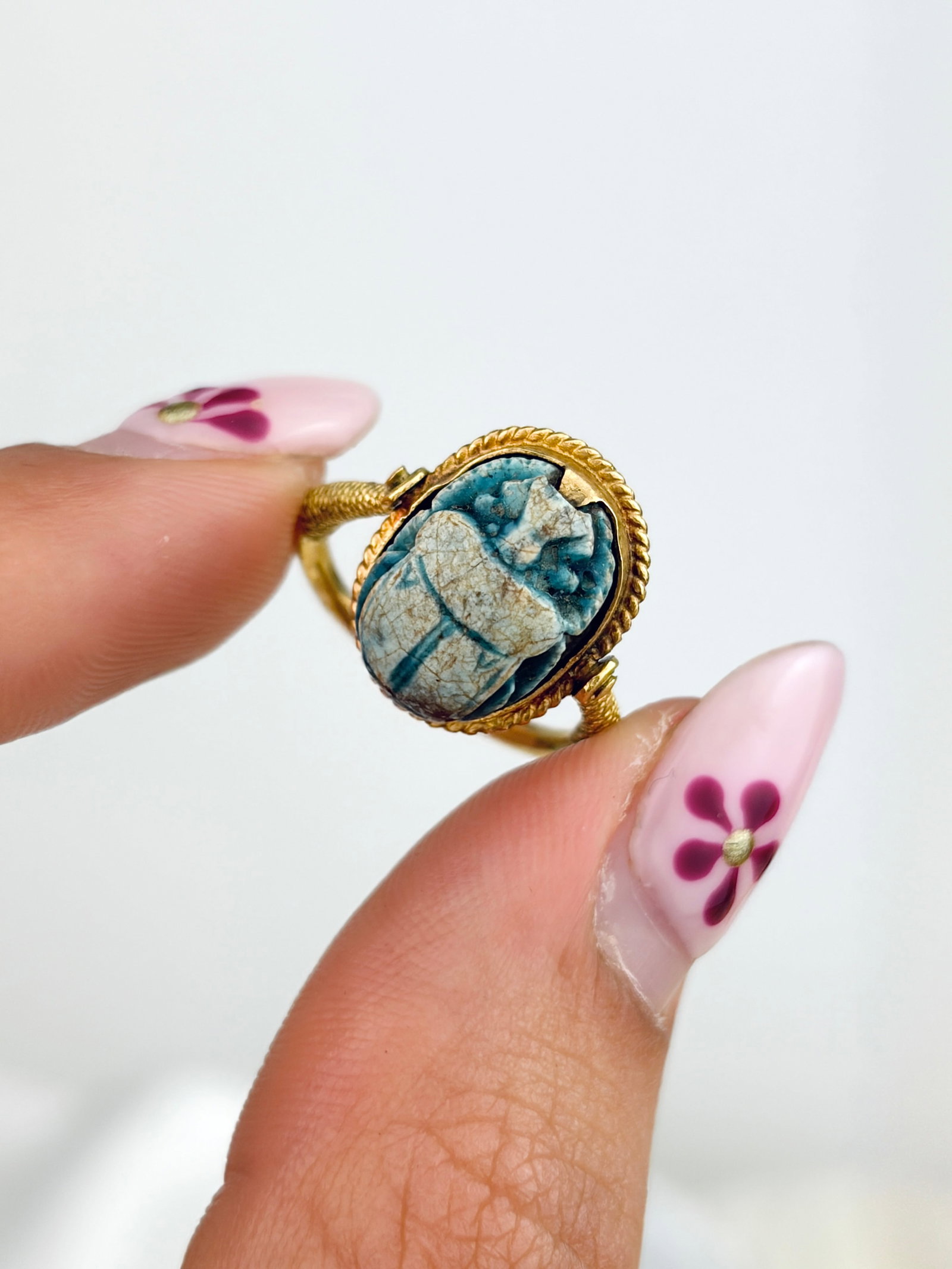 RARE ANTIQUE SPINNING CARVED SCARAB RING IN 18CT GOLD - 8