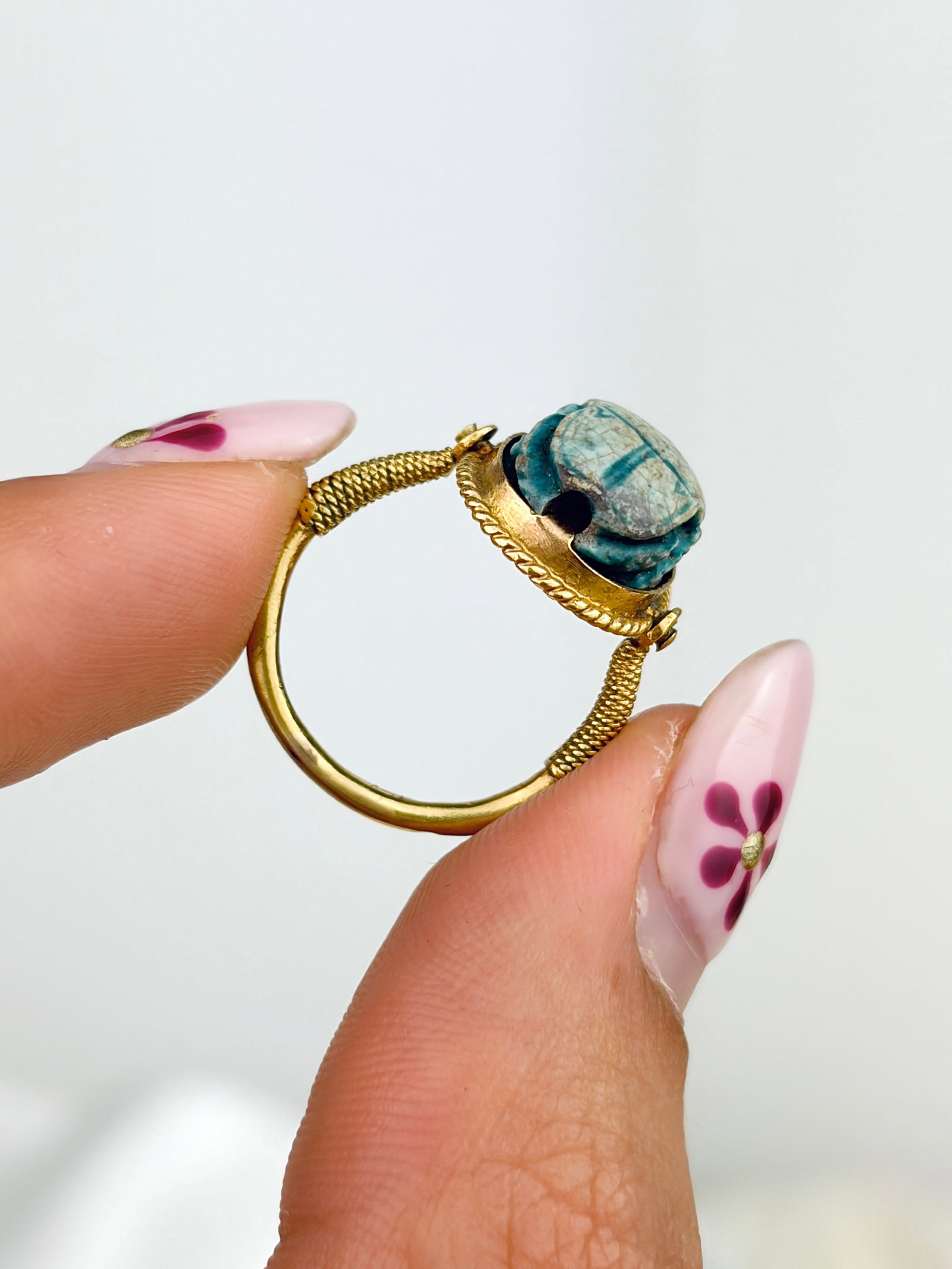 RARE ANTIQUE SPINNING CARVED SCARAB RING IN 18CT GOLD - 9