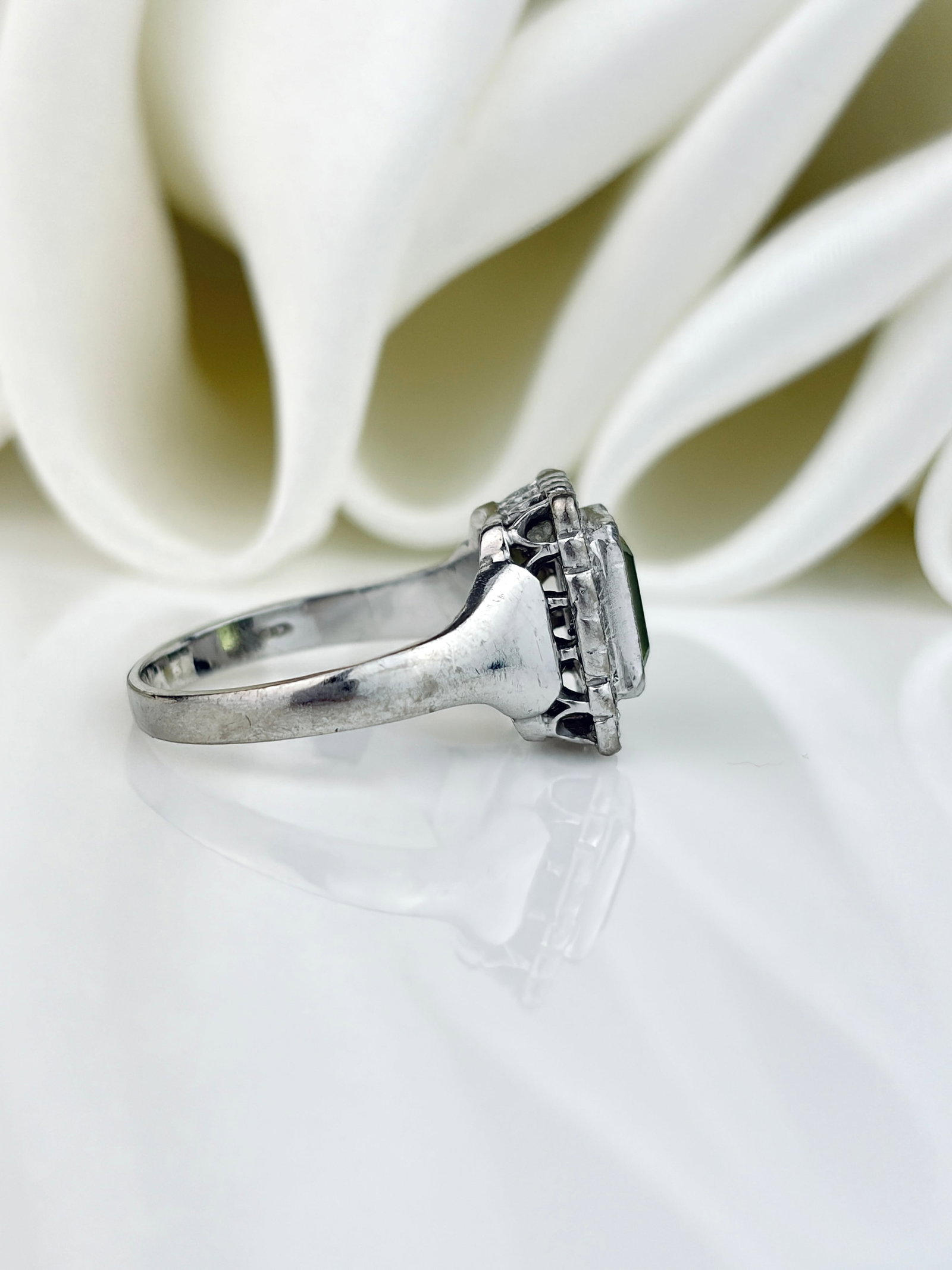 Vintage 18ct White Gold Peridot and Diamond Cluster Ring - 2