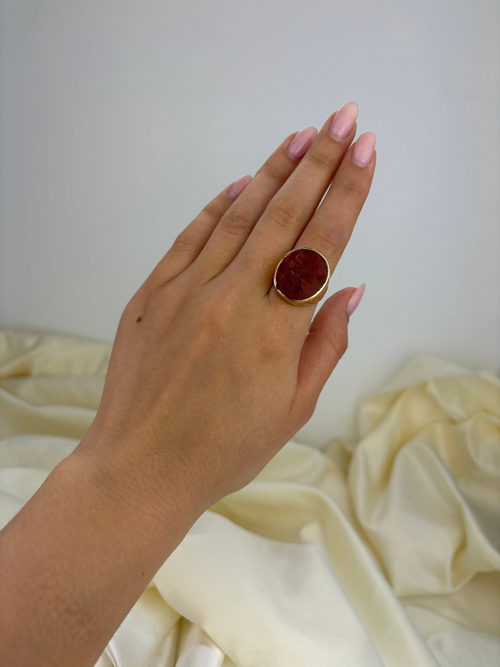 ANTIQUE 9CT YELLOW GOLD LARGE CARVED CARNELIAN INTAGLIO RING - 7