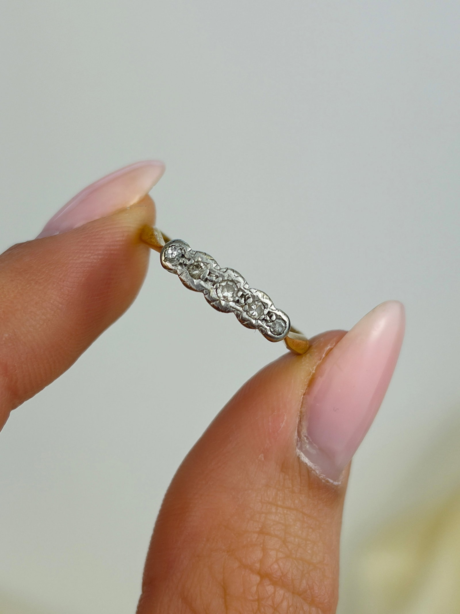 WONDERFUL C.1936 18CT GOLD AND PLATINUM DIAMOND 5 STONE RING - 5