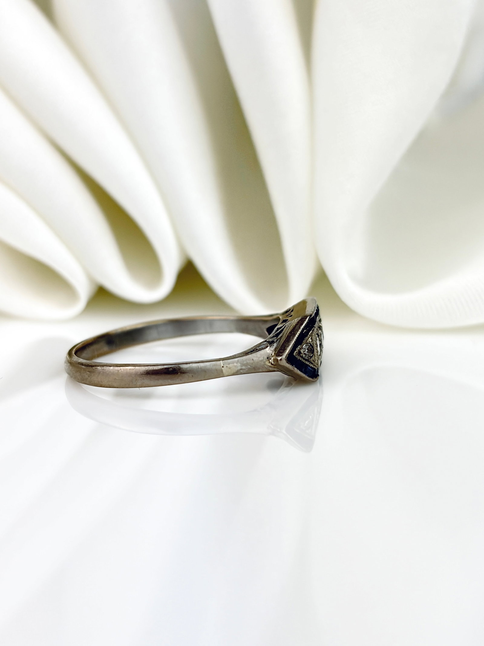 ANTIQUE ART DECO SAPPHIRE AND DIAMOND RING - 4