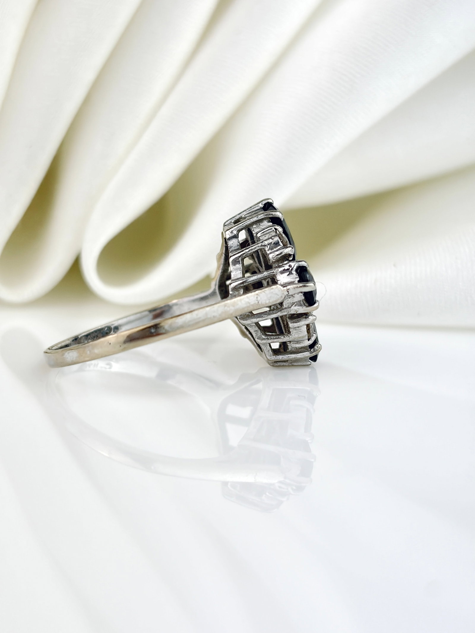VINTAGE SAPPHIRE AND DIAMOND FLOWER CLUSTER RING IN 18CT WHITE GOLD - 2