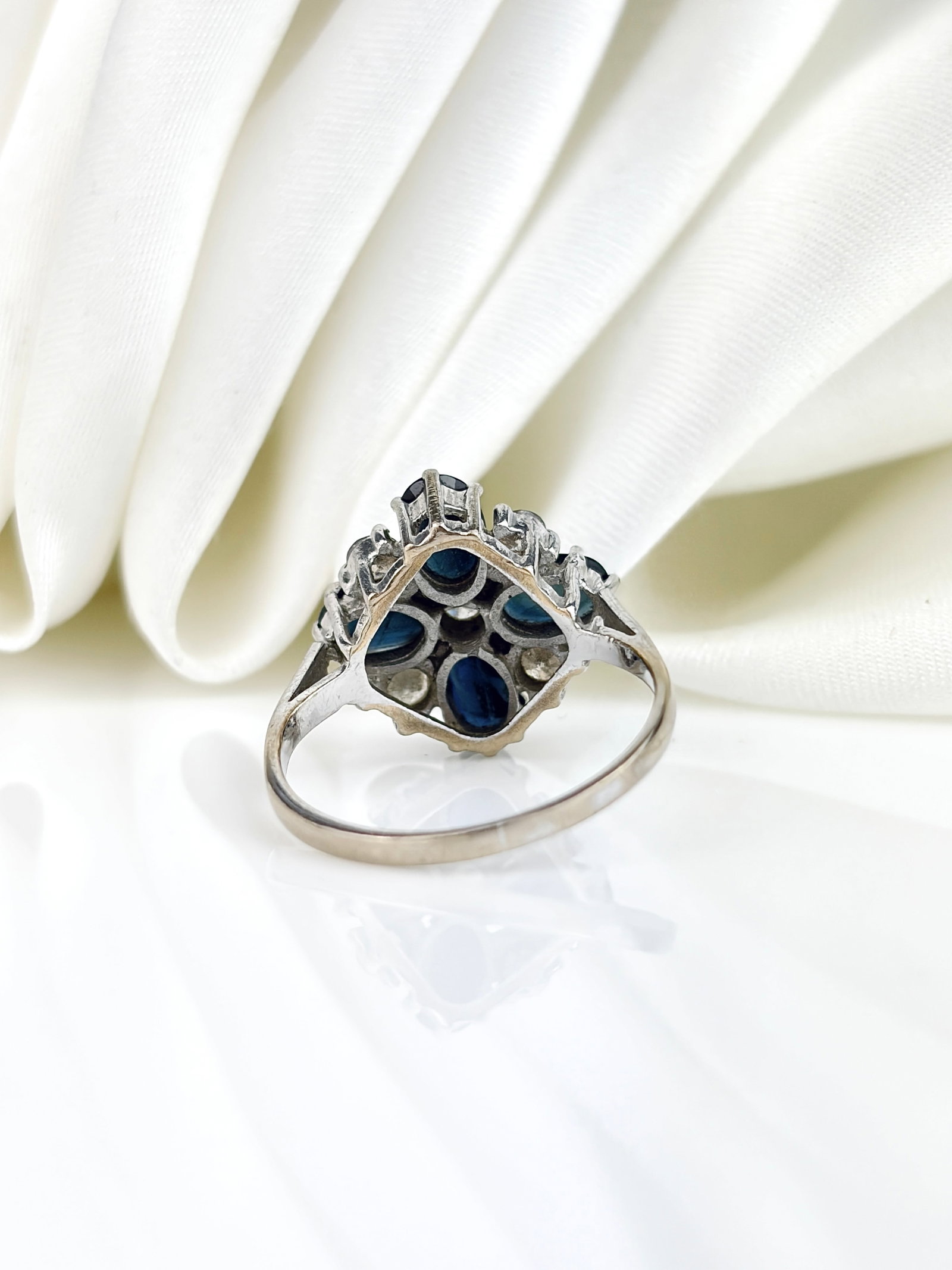 VINTAGE SAPPHIRE AND DIAMOND FLOWER CLUSTER RING IN 18CT WHITE GOLD - 3