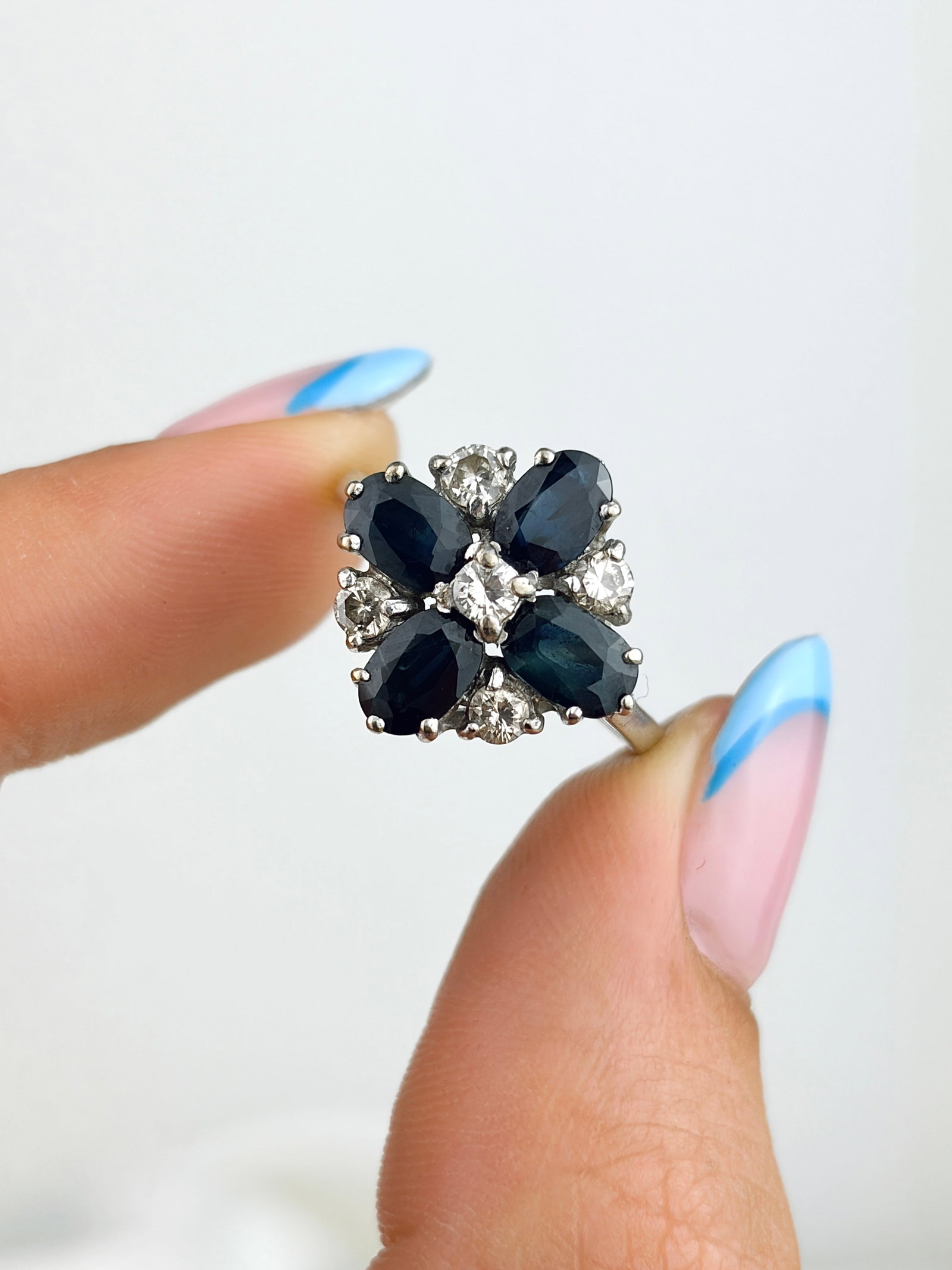 VINTAGE SAPPHIRE AND DIAMOND FLOWER CLUSTER RING IN 18CT WHITE GOLD - 5