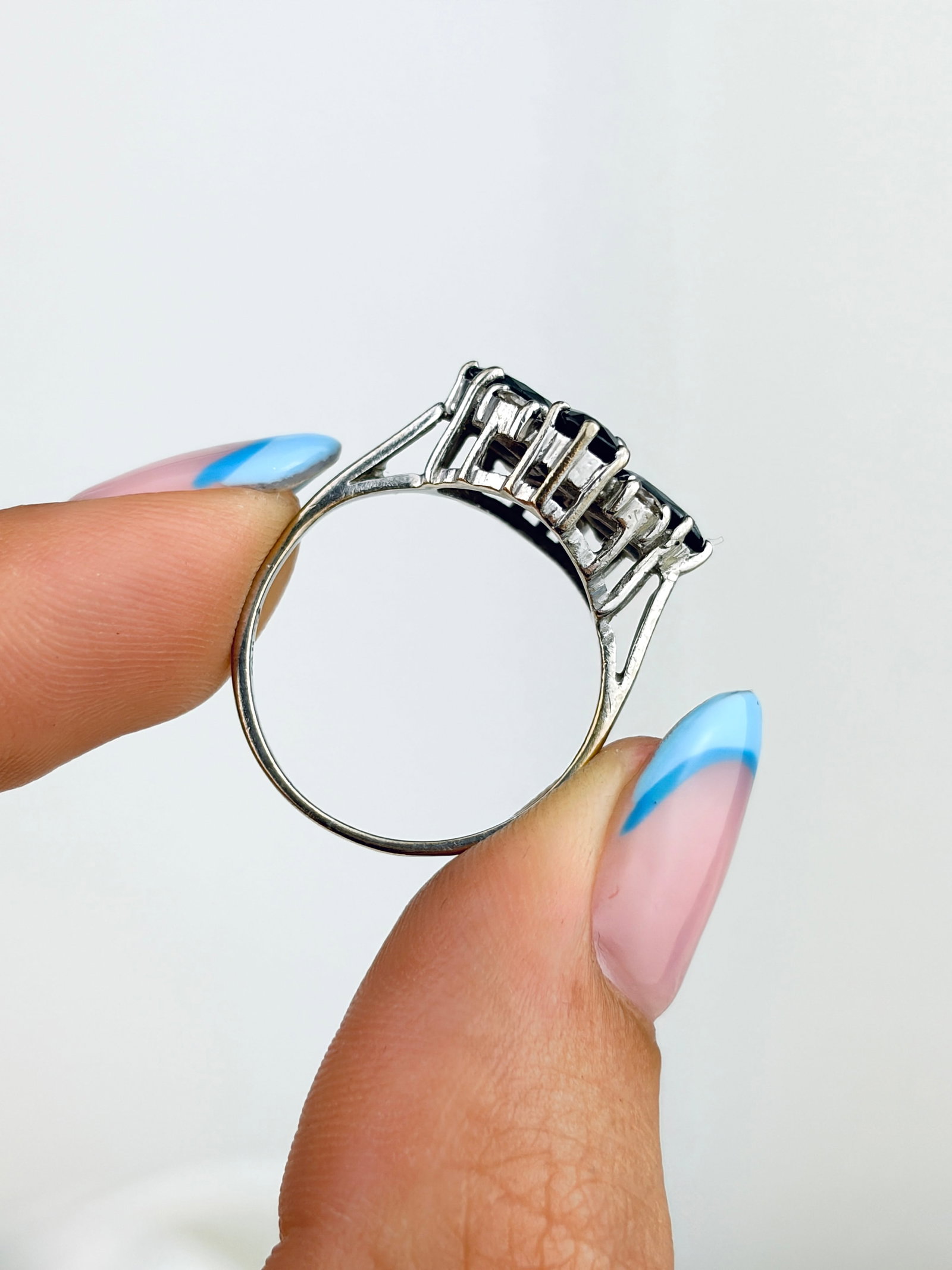 VINTAGE SAPPHIRE AND DIAMOND FLOWER CLUSTER RING IN 18CT WHITE GOLD - 6