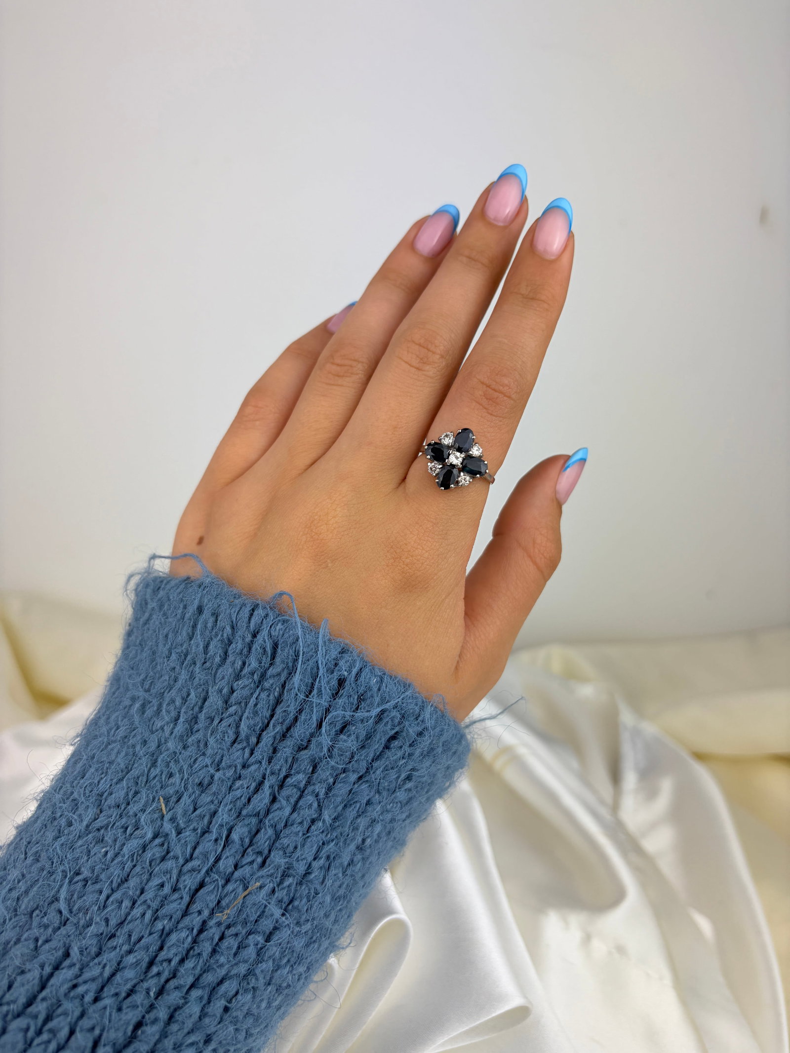 VINTAGE SAPPHIRE AND DIAMOND FLOWER CLUSTER RING IN 18CT WHITE GOLD - 7