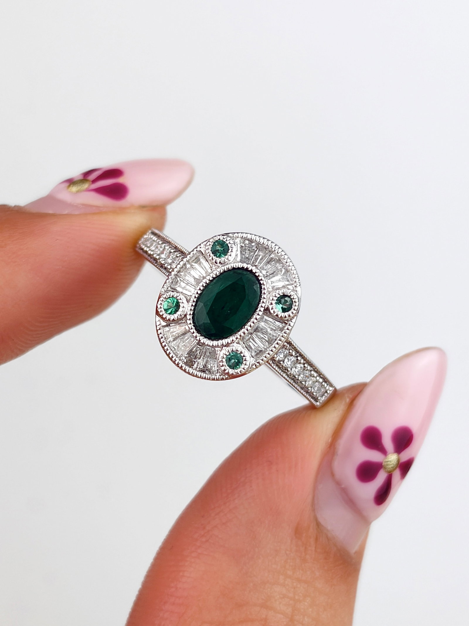WONDERFUL 18CT WHITE GOLD EMERALD AND DIAMOND TARGET DESIGN RING - 7