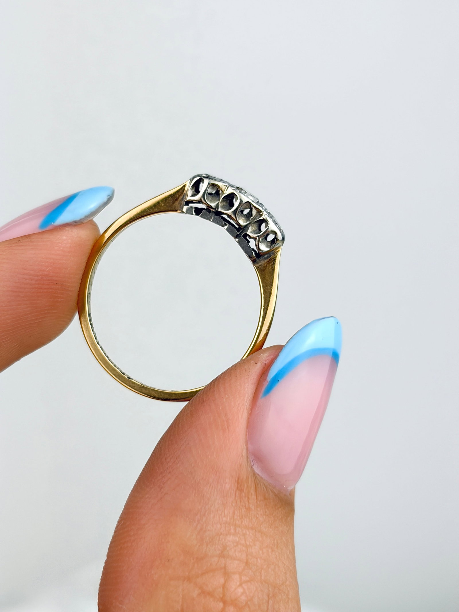 ANTIQUE 18CT GOLD DIAMOND 3 STONE RING - 7