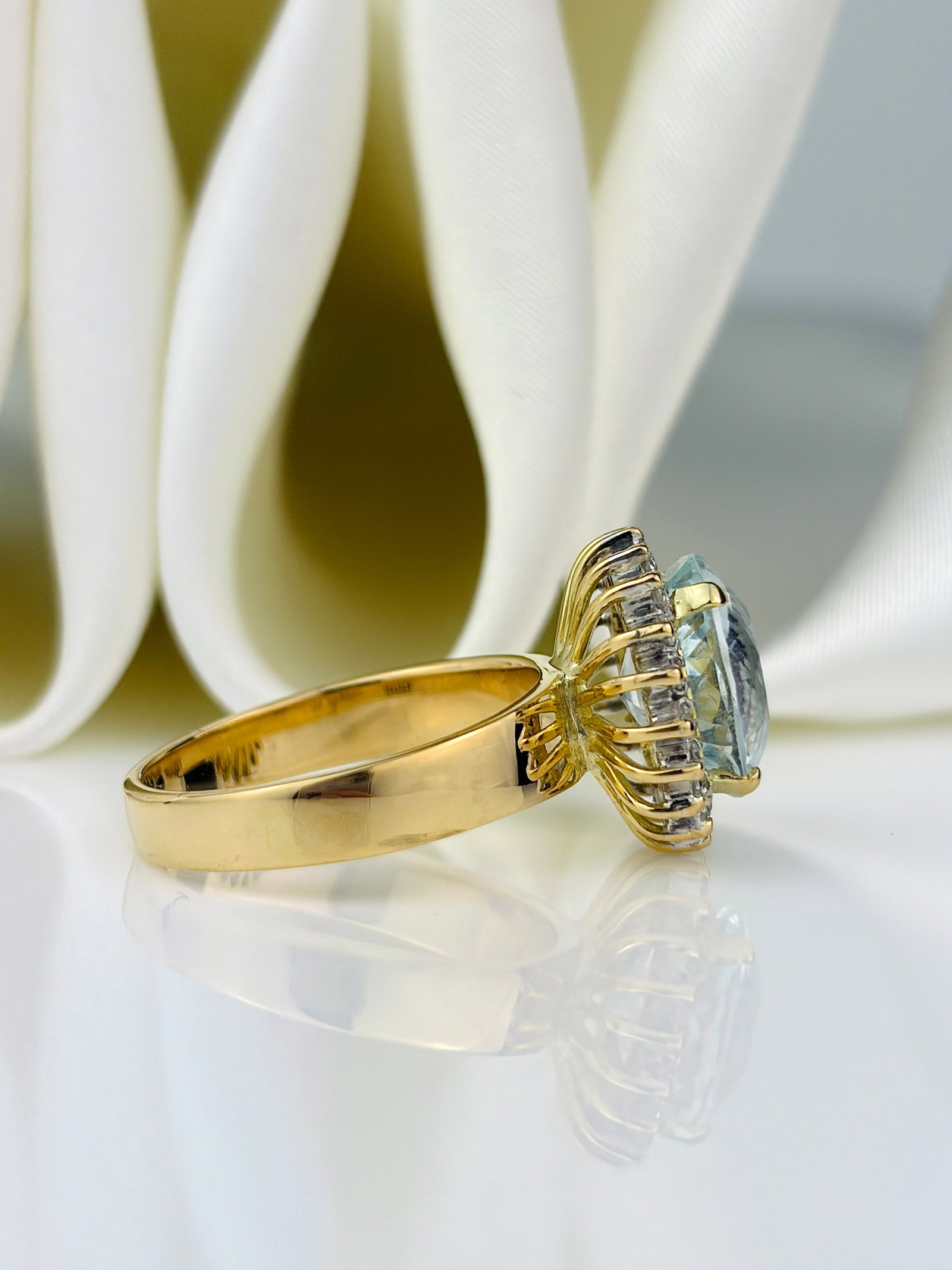 chunky 18ct yellow gold 4.18ct aquamarine and diamond ring - 2