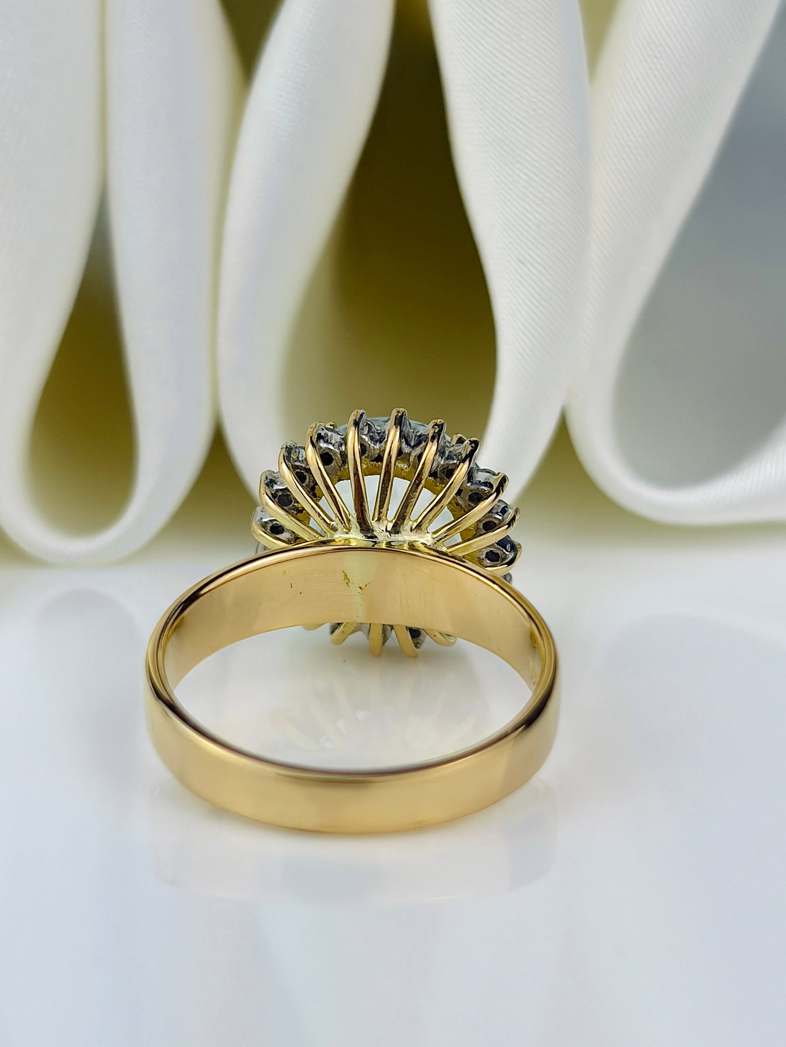 chunky 18ct yellow gold 4.18ct aquamarine and diamond ring - 3