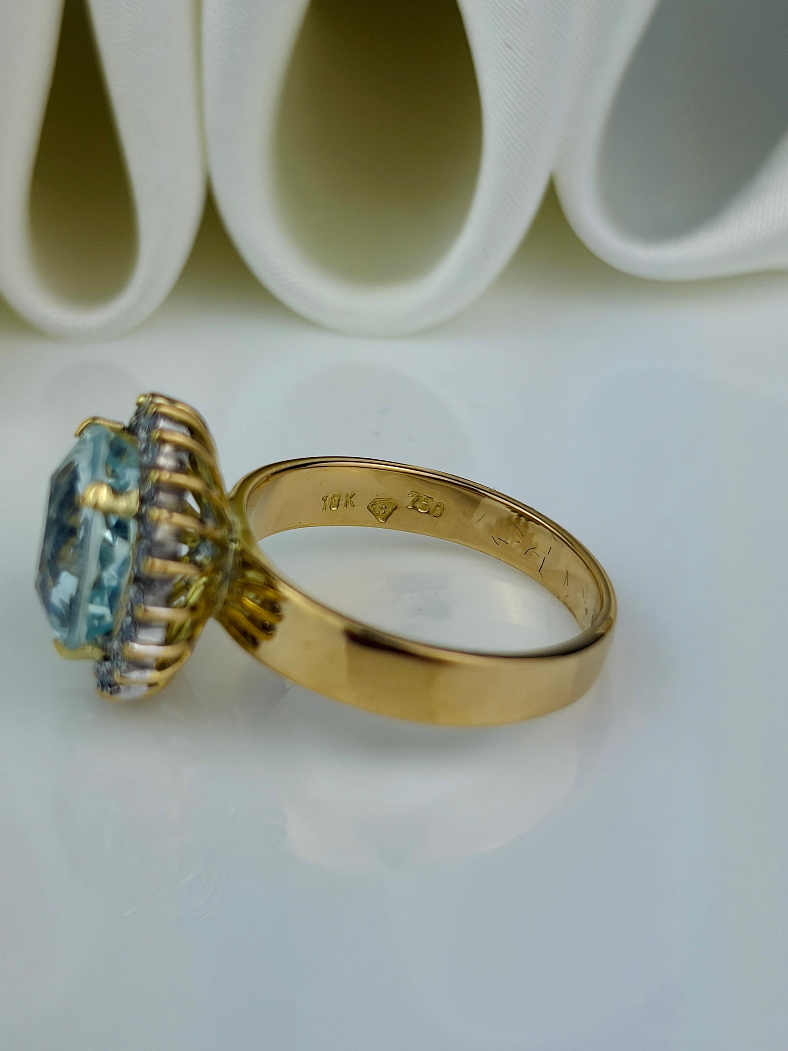 chunky 18ct yellow gold 4.18ct aquamarine and diamond ring - 4