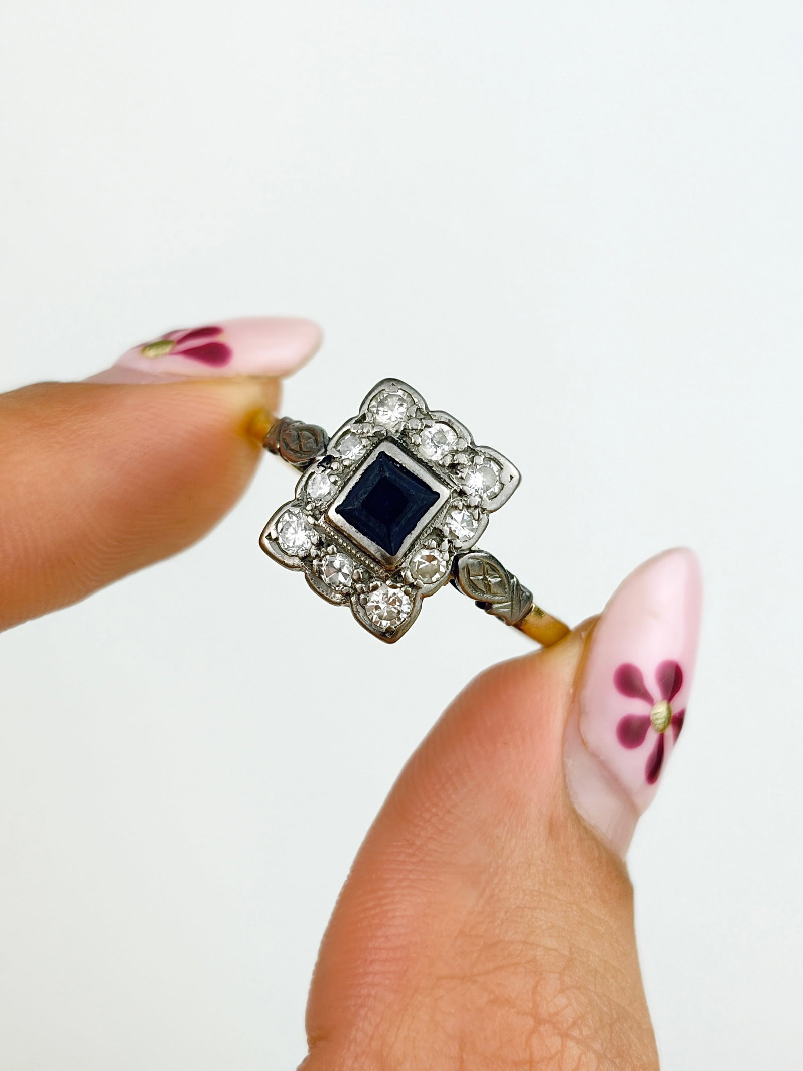 CHUNKY 18CT YELLOW GOLD SAPPHIRE AND DIAMOND SQUARE DESIGN RING - 7