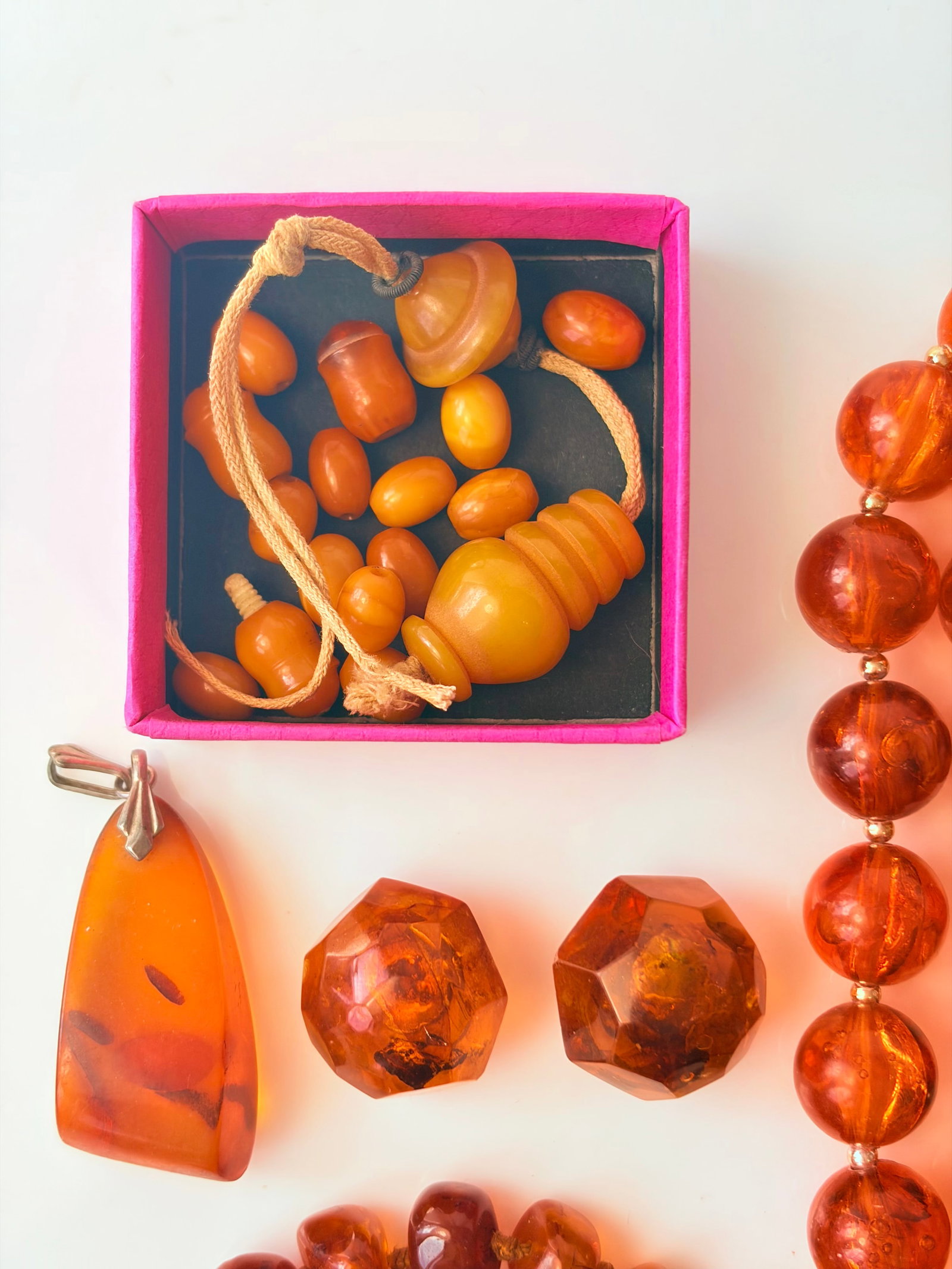 MIXED LOT- AMBER/BAKELITE NECKLACES EARRINGS ETC - 2