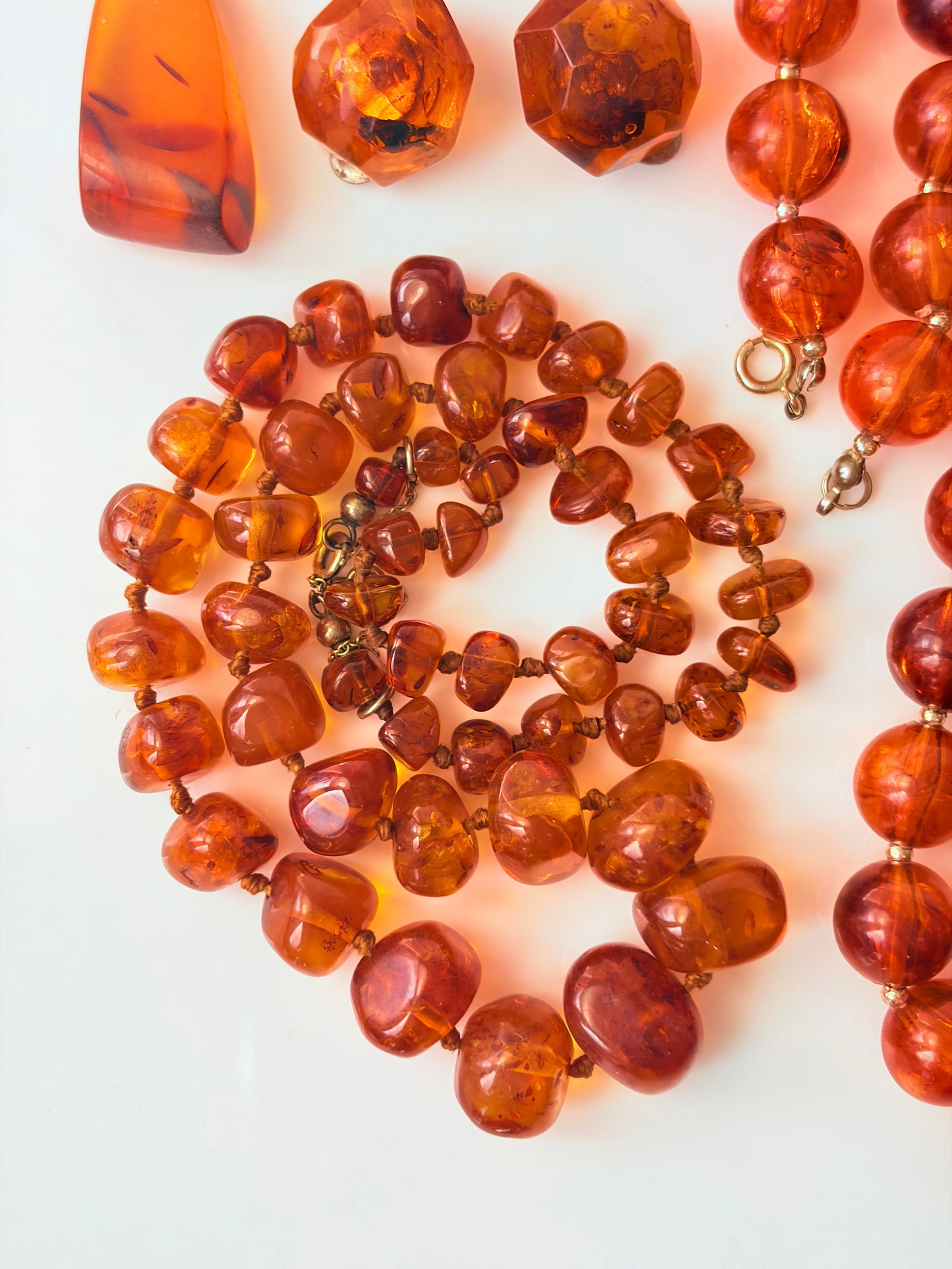 MIXED LOT- AMBER/BAKELITE NECKLACES EARRINGS ETC - 4