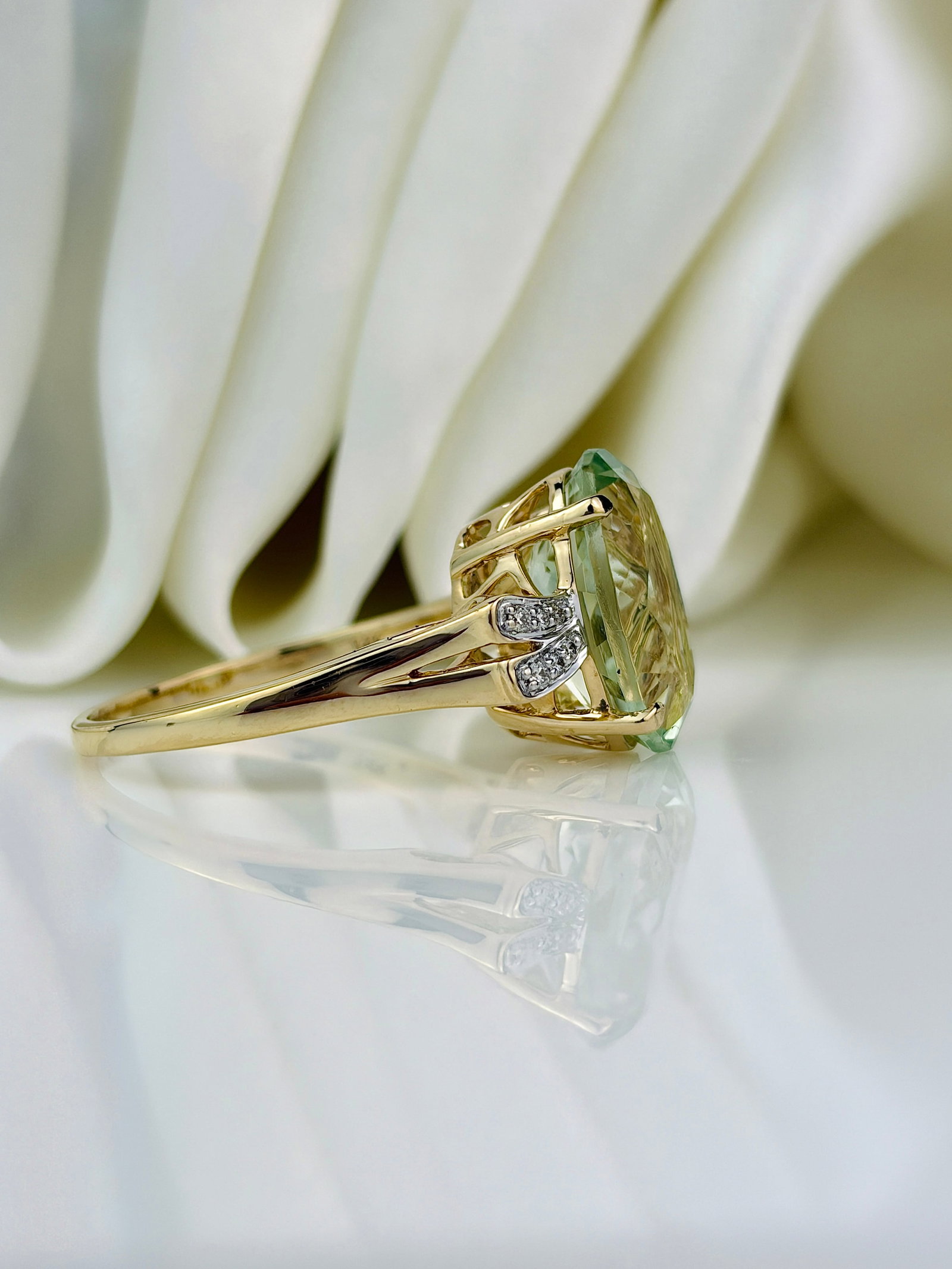 VINTAGE 14CT YELLOW GOLD AQUAMARINE AND DIAMOND COCKTAIL RING - 2