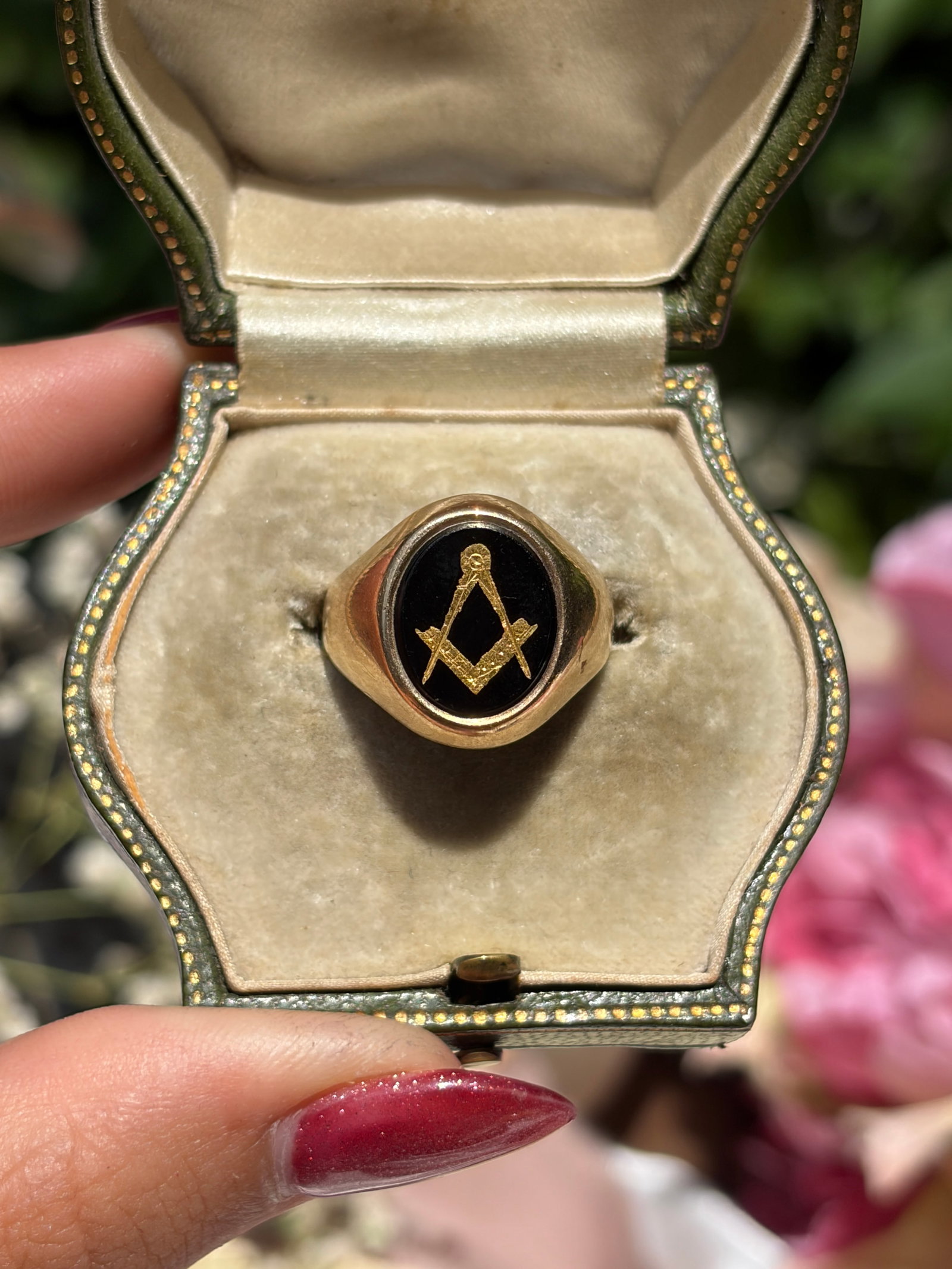 Chunky 9ct Gold Onyx Freemason Signet Ring - 2