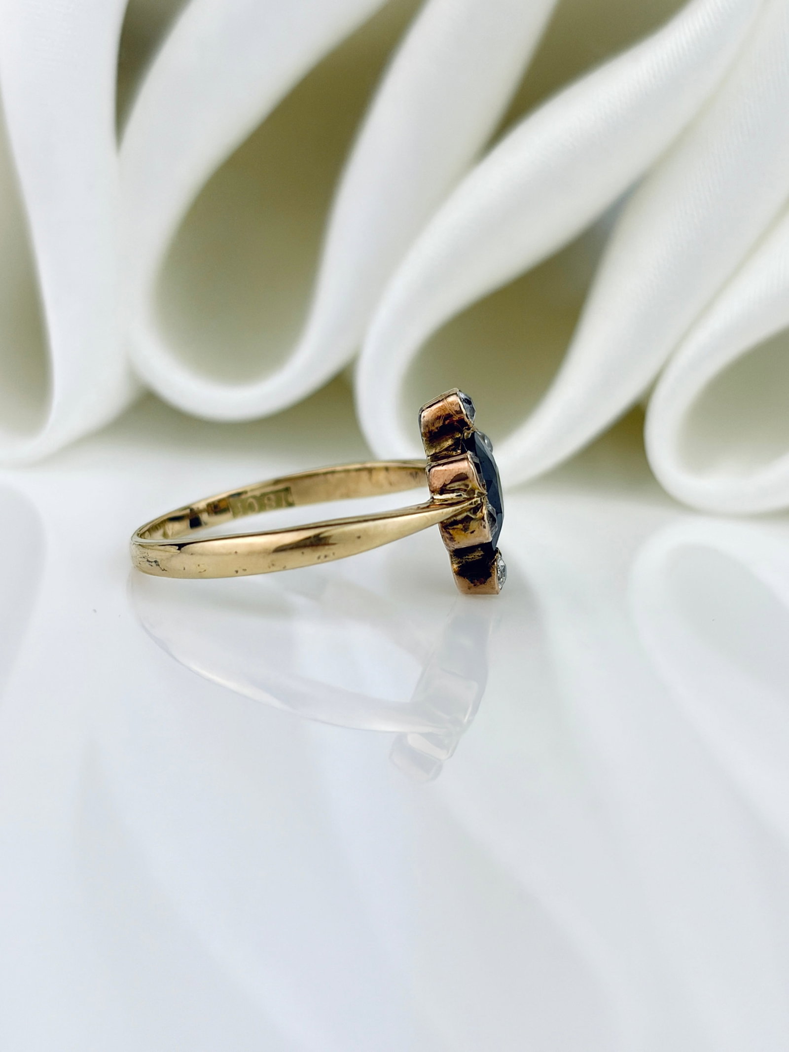 Sweet Art Deco Era 18ct Yellow Gold Sapphire and Diamond Cluster Ring - 2
