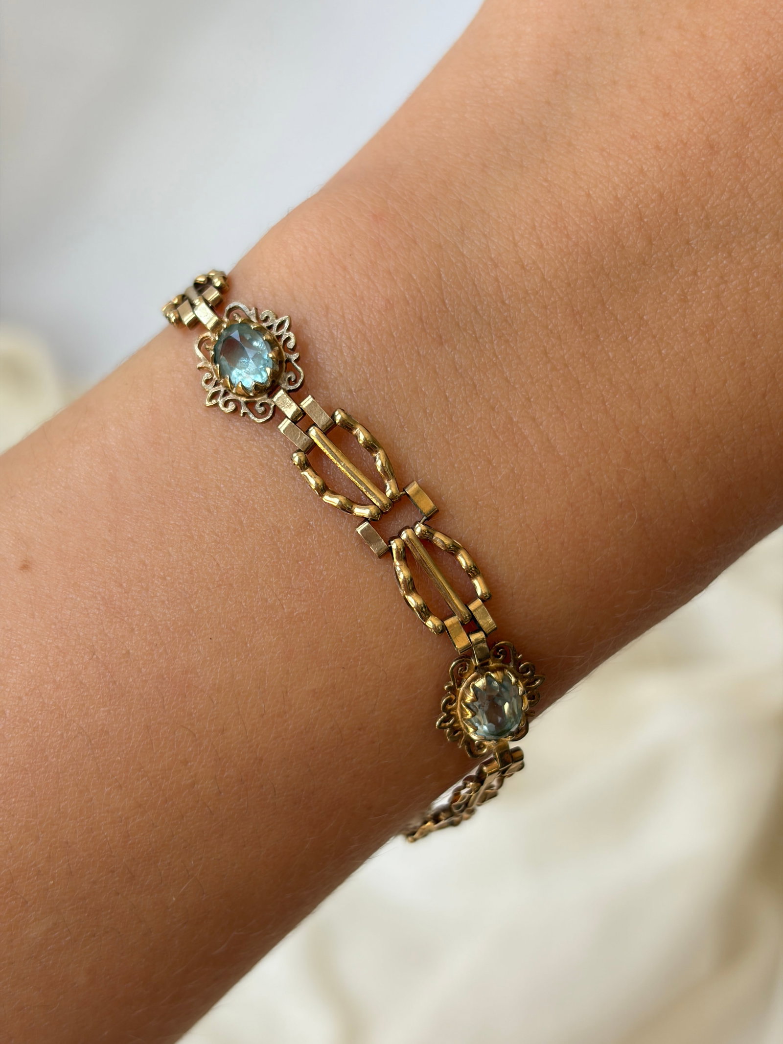 SWEET 9CT YELLOW GOLD AQUAMARINE BRACELET - 3