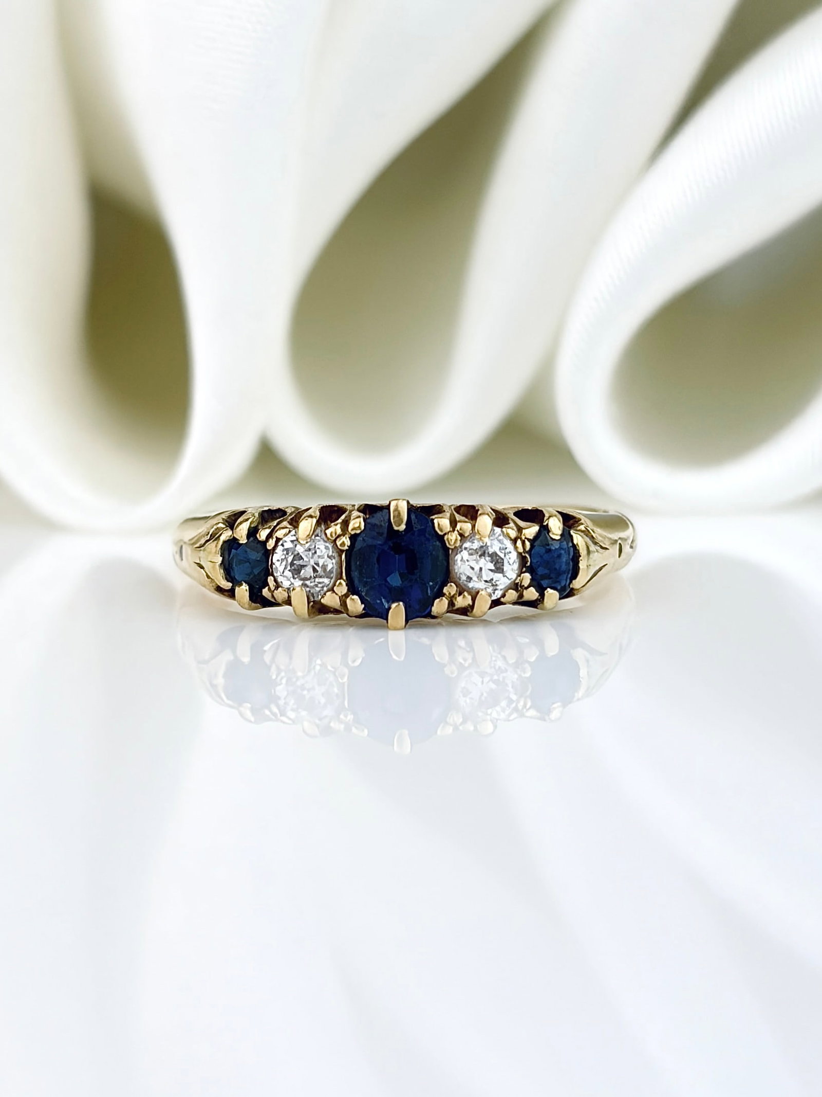 Lovely Antique 18ct Yellow Gold Sapphire and Diamond 5 Stone Ring: Lovely Antique 18ct Yellow Gold Sapphire and Diamond 5 Stone Ring Gorgeous deep blue sapphires with sparkling diamonds, set in 18ct gold!
