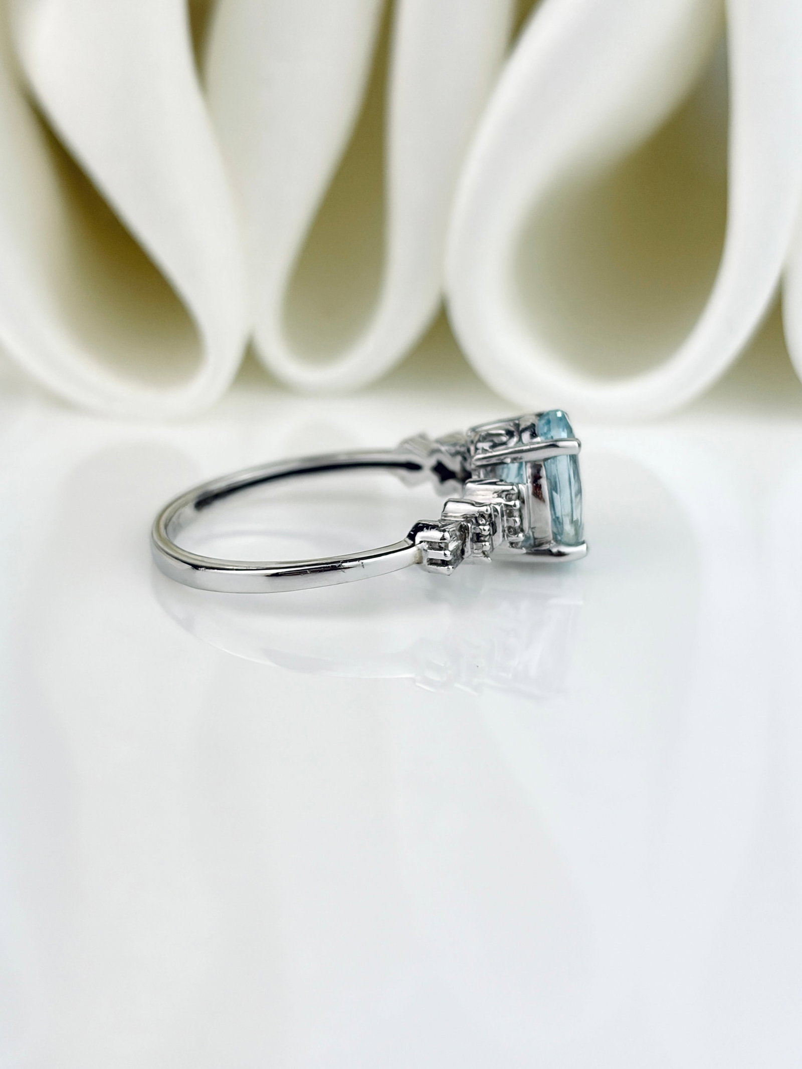 Vintage 9ct White Gold Aquamarine and Tiered Diamond Shoulders Ring - 2