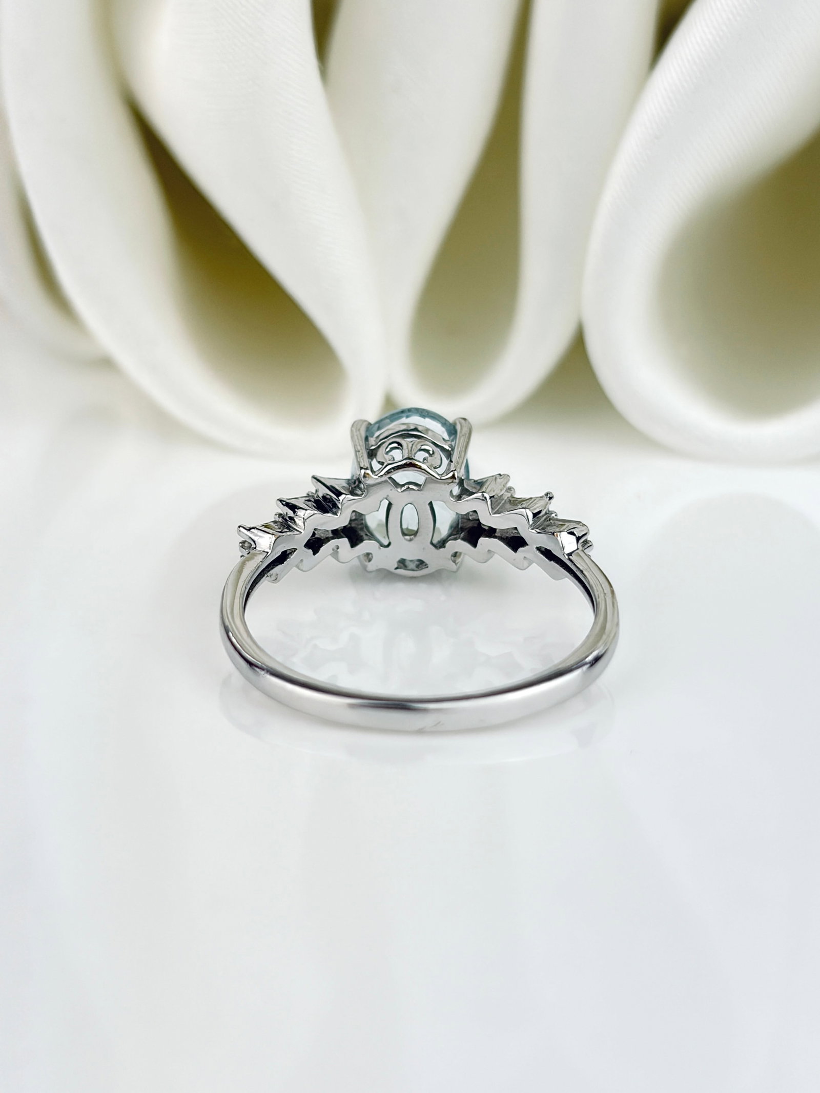 Vintage 9ct White Gold Aquamarine and Tiered Diamond Shoulders Ring - 3