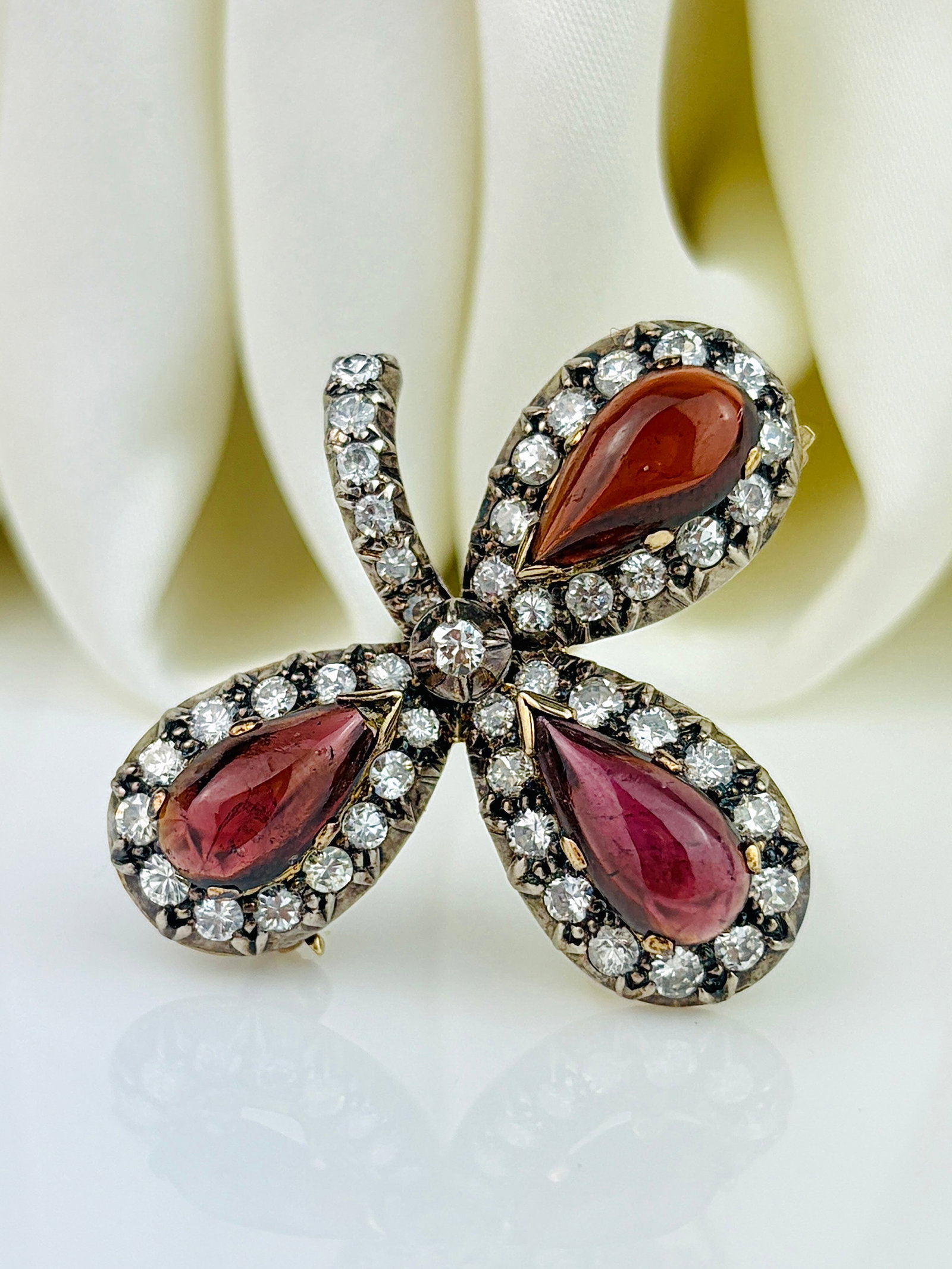 Antique Boxed Cabochon Garnet and Diamond Brooch in Silver and Gold - 5