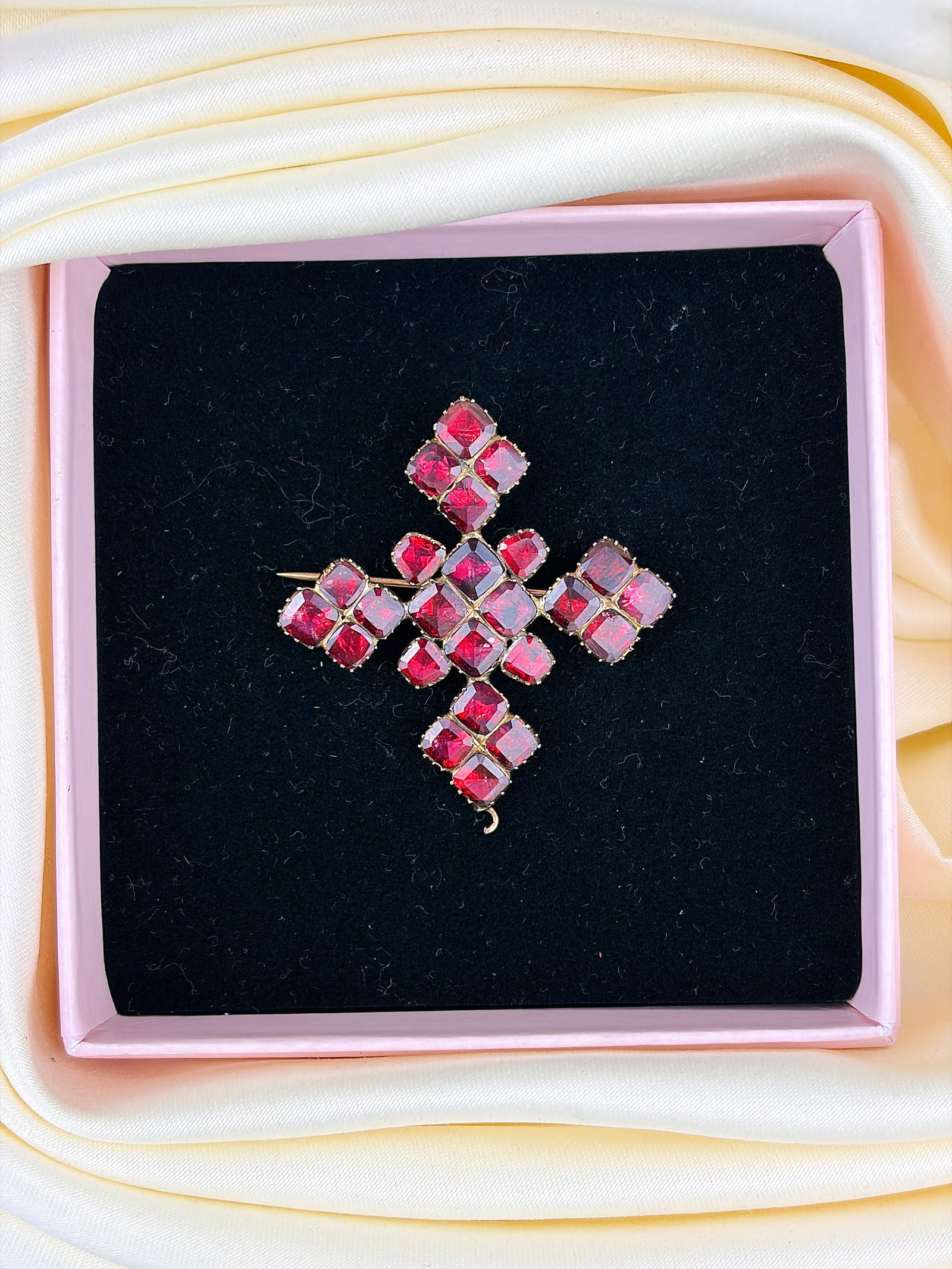 LARGE ANTIQUE GEORGIAN ERA FLAT CUT GARNET CROSS BROOCH in GOLD - 5