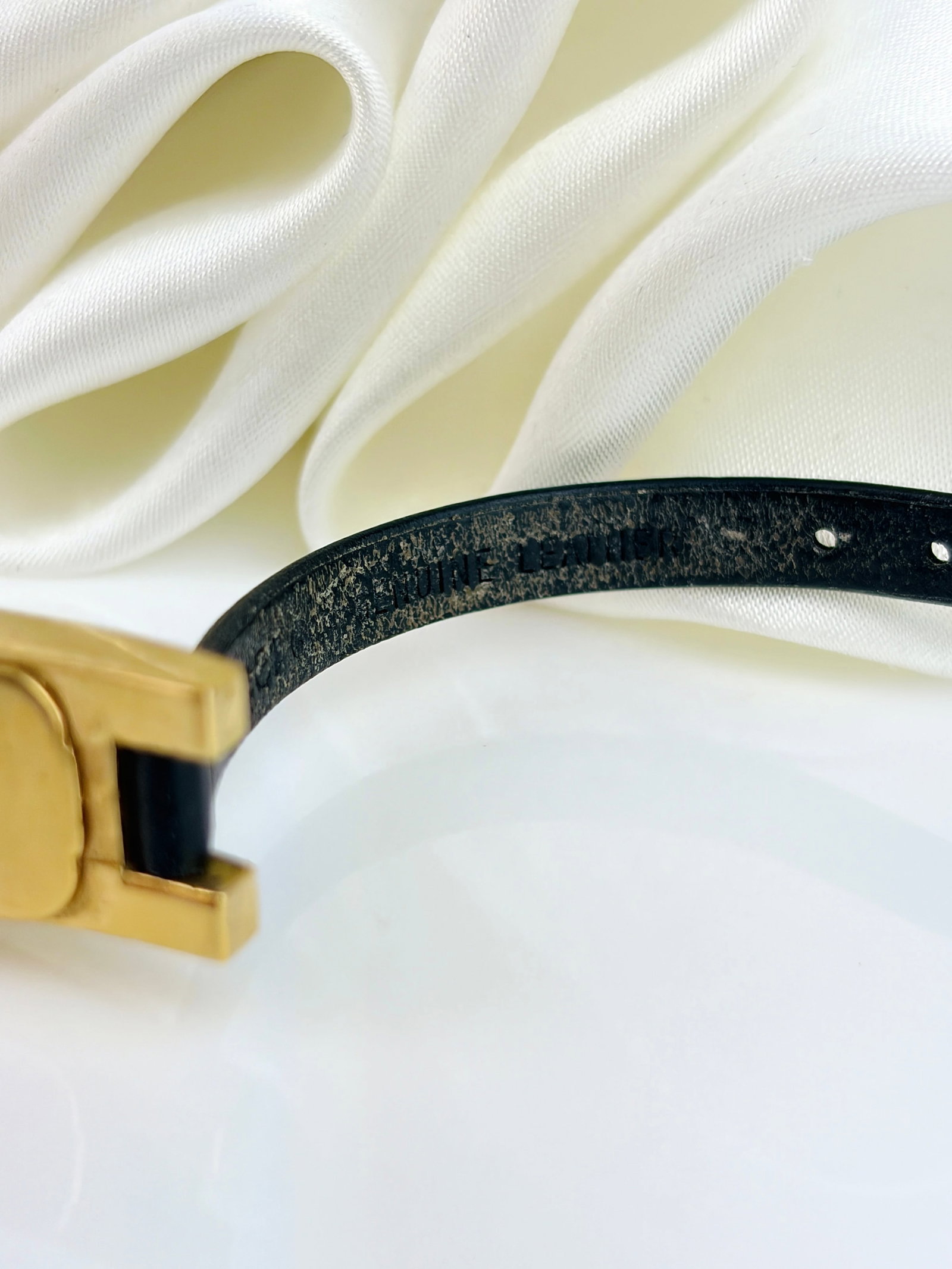 Gucci 3900L Gold Plated Ladies Watch with Black Dial - 5
