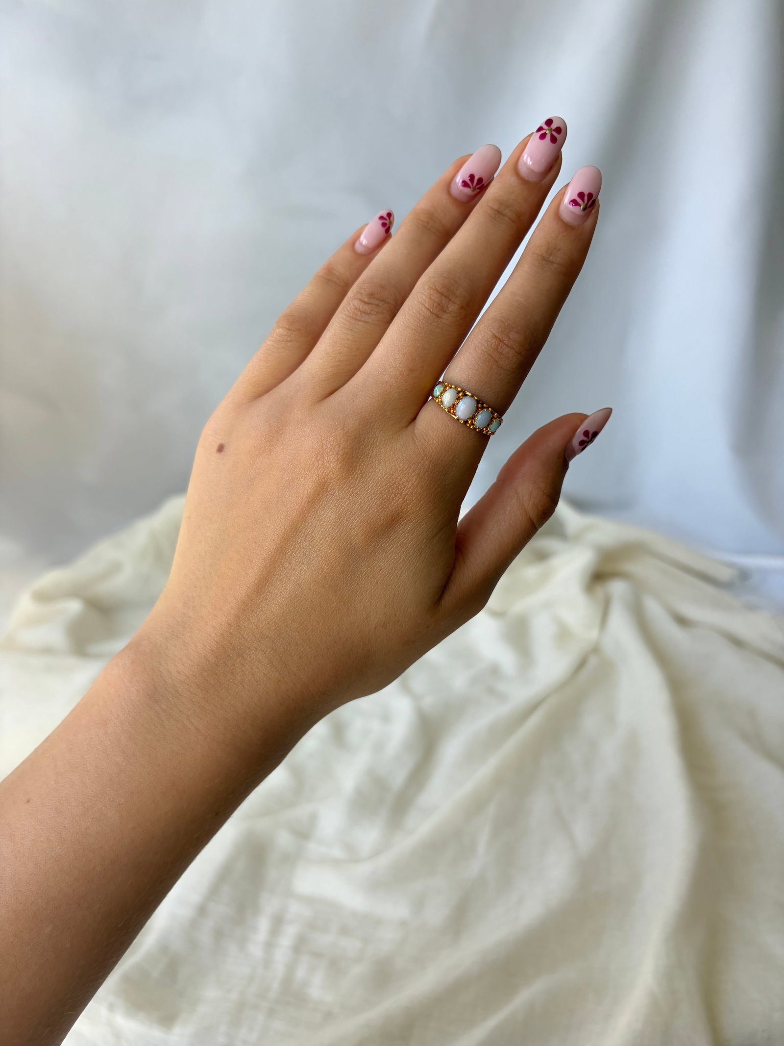 ANTIQUE 9CT YELLOW GOLD OPAL 5 STONE RING WITH DETAILED SHOULDERS - 2