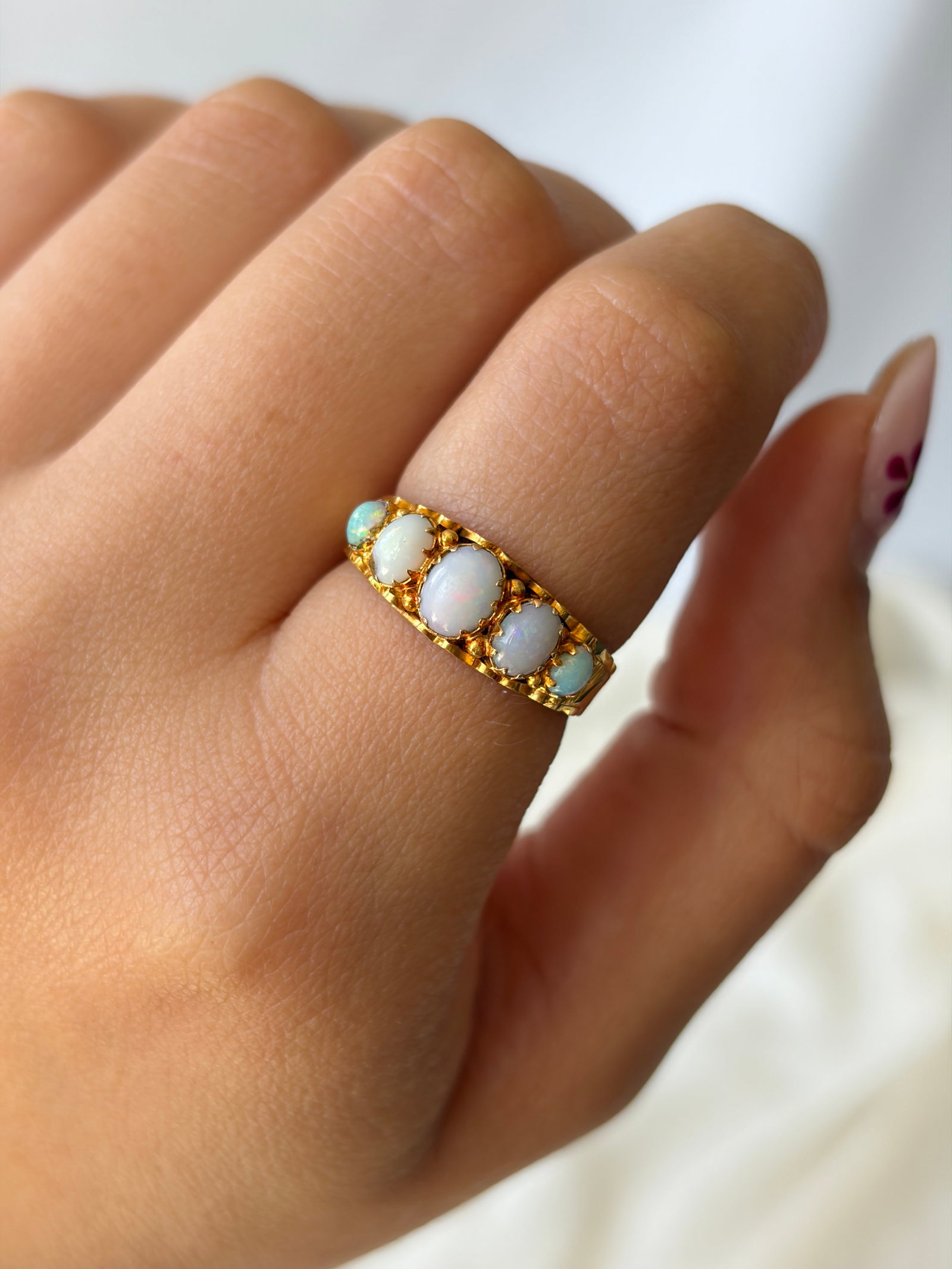 ANTIQUE 9CT YELLOW GOLD OPAL 5 STONE RING WITH DETAILED SHOULDERS - 3