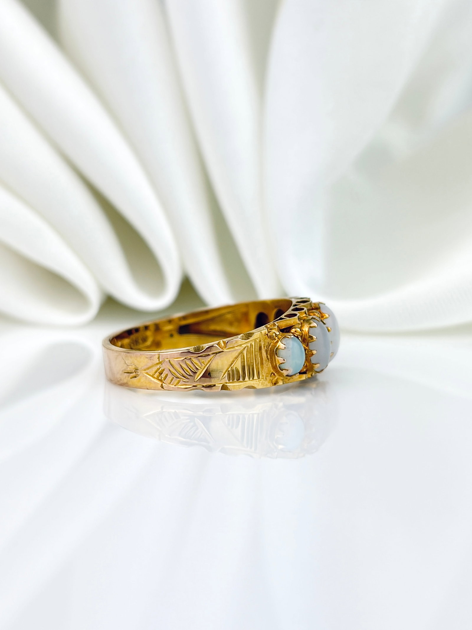 ANTIQUE 9CT YELLOW GOLD OPAL 5 STONE RING WITH DETAILED SHOULDERS - 4