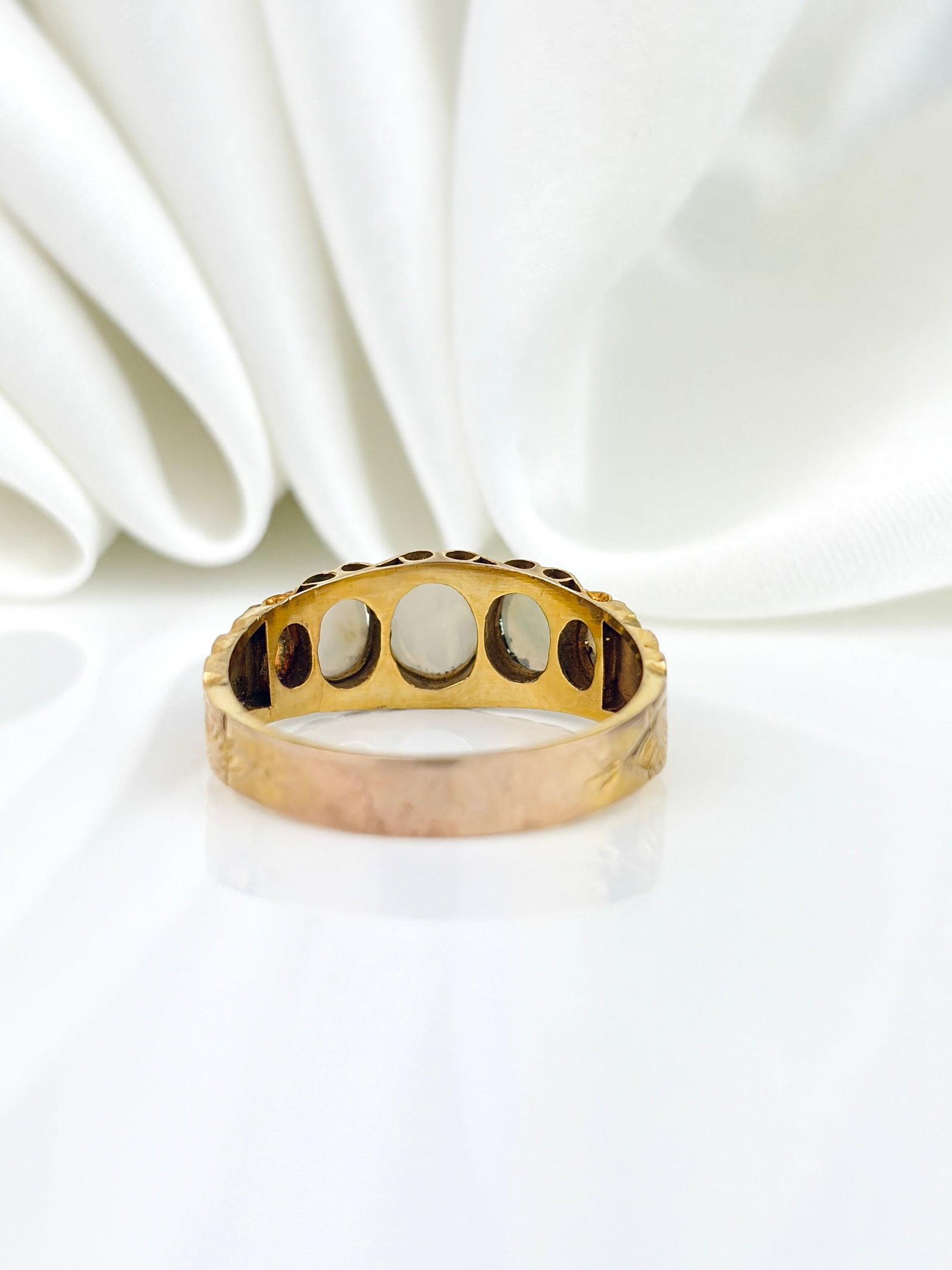 ANTIQUE 9CT YELLOW GOLD OPAL 5 STONE RING WITH DETAILED SHOULDERS - 5
