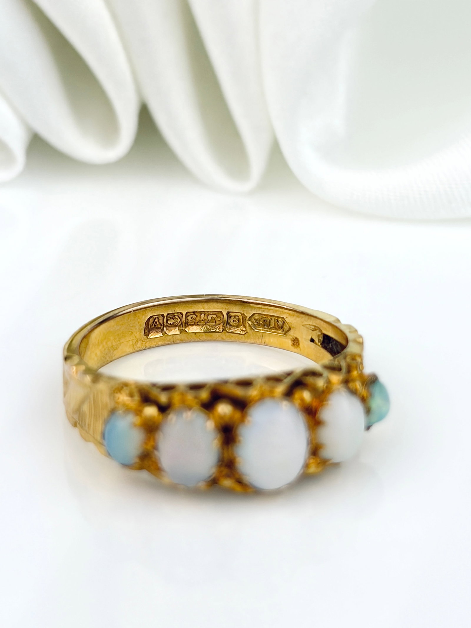 ANTIQUE 9CT YELLOW GOLD OPAL 5 STONE RING WITH DETAILED SHOULDERS - 6