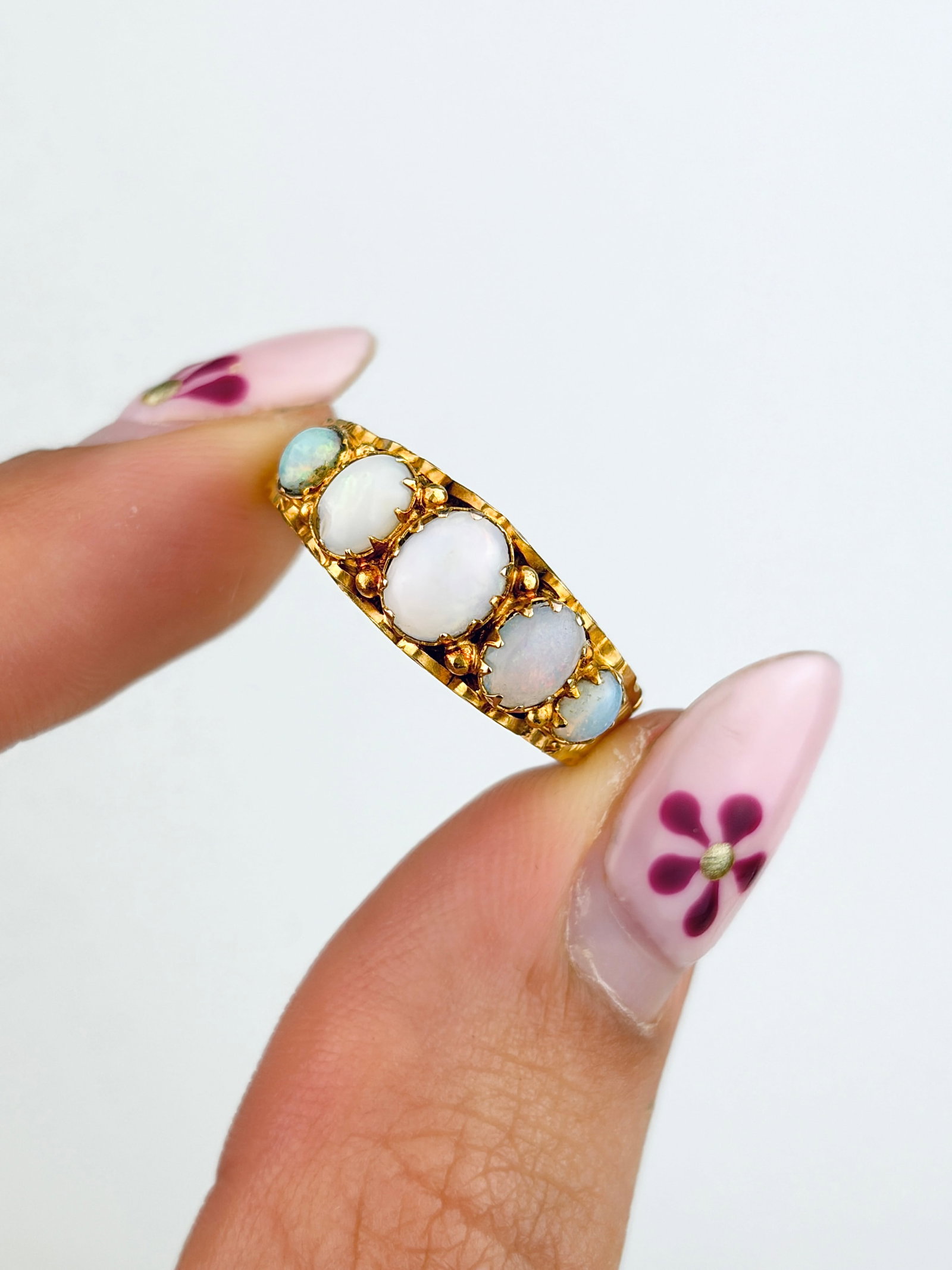 ANTIQUE 9CT YELLOW GOLD OPAL 5 STONE RING WITH DETAILED SHOULDERS - 7