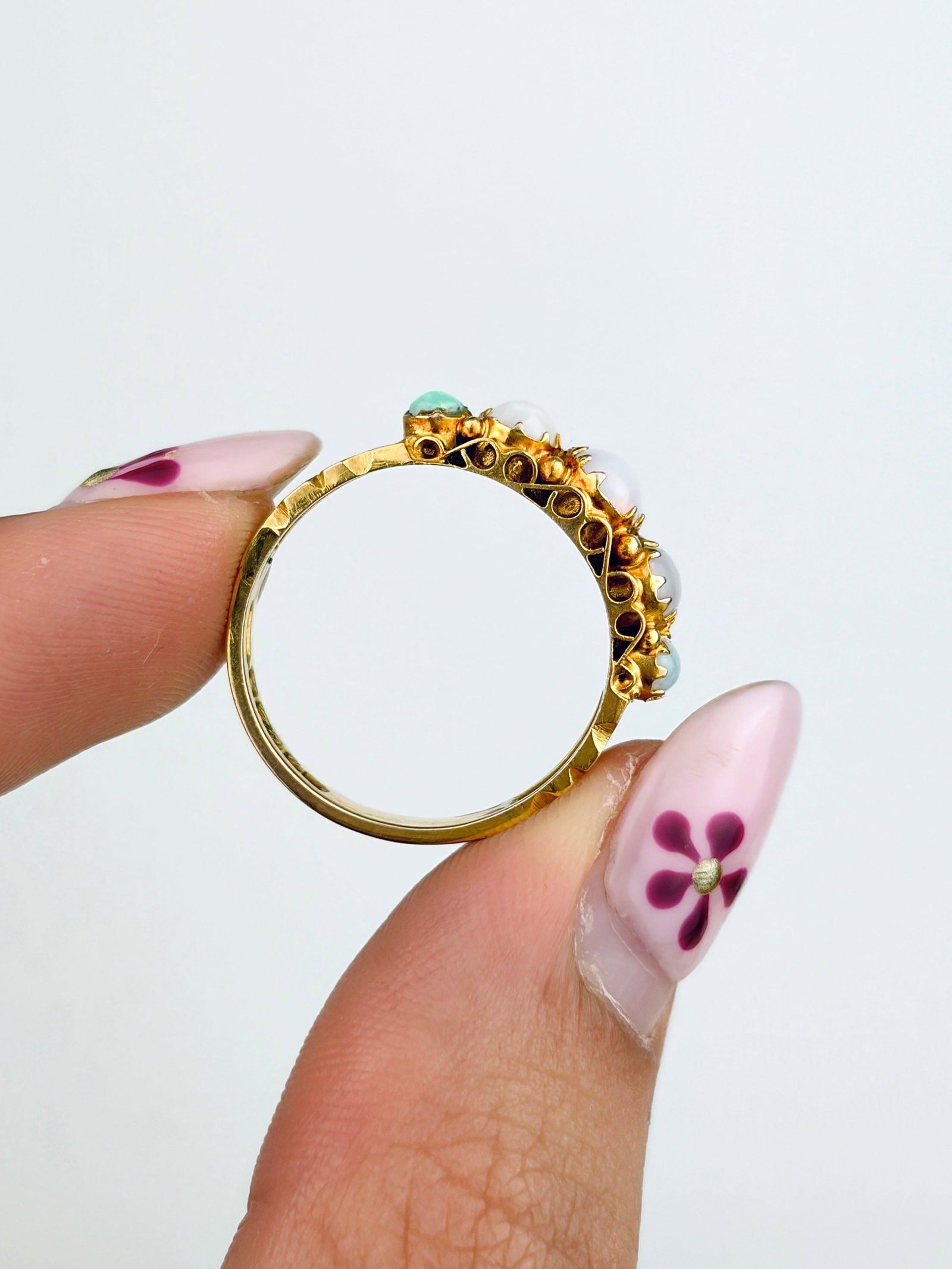 ANTIQUE 9CT YELLOW GOLD OPAL 5 STONE RING WITH DETAILED SHOULDERS - 8