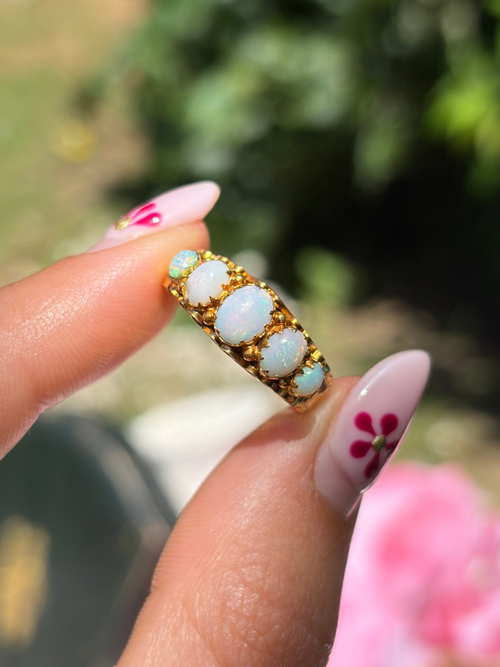 ANTIQUE 9CT YELLOW GOLD OPAL 5 STONE RING WITH DETAILED SHOULDERS - 9