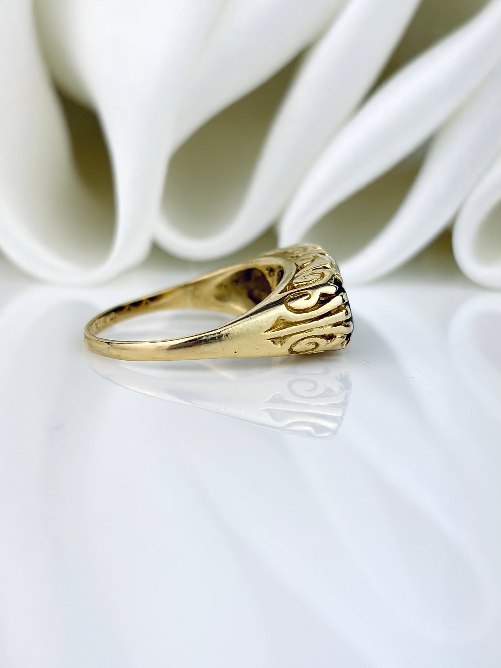 Antique Chunky Sapphire and Diamond Scroll Set Ring in 18ct Yellow Gold - 2