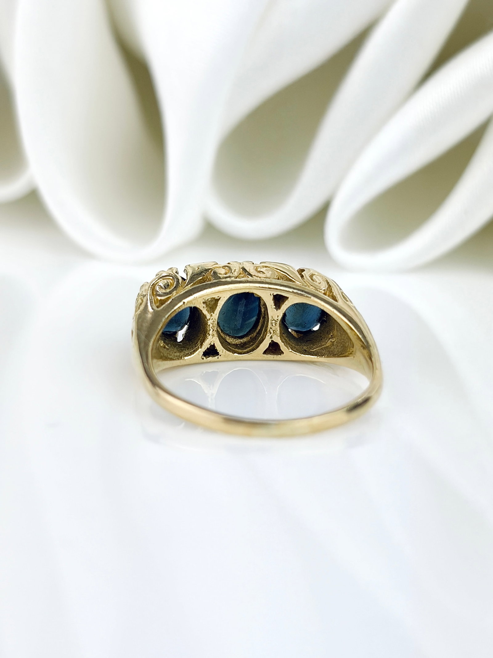 Antique Chunky Sapphire and Diamond Scroll Set Ring in 18ct Yellow Gold - 3