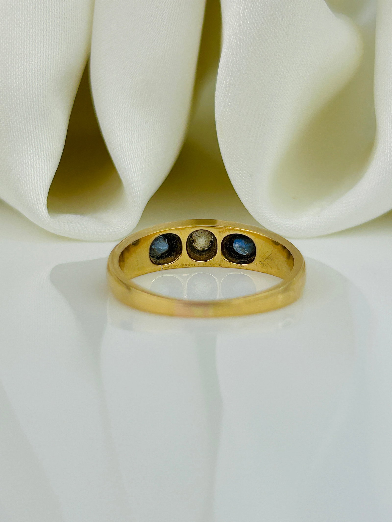 Antique 18ct Yellow Gold Sapphire and Diamond 3 Stone Ring - 3