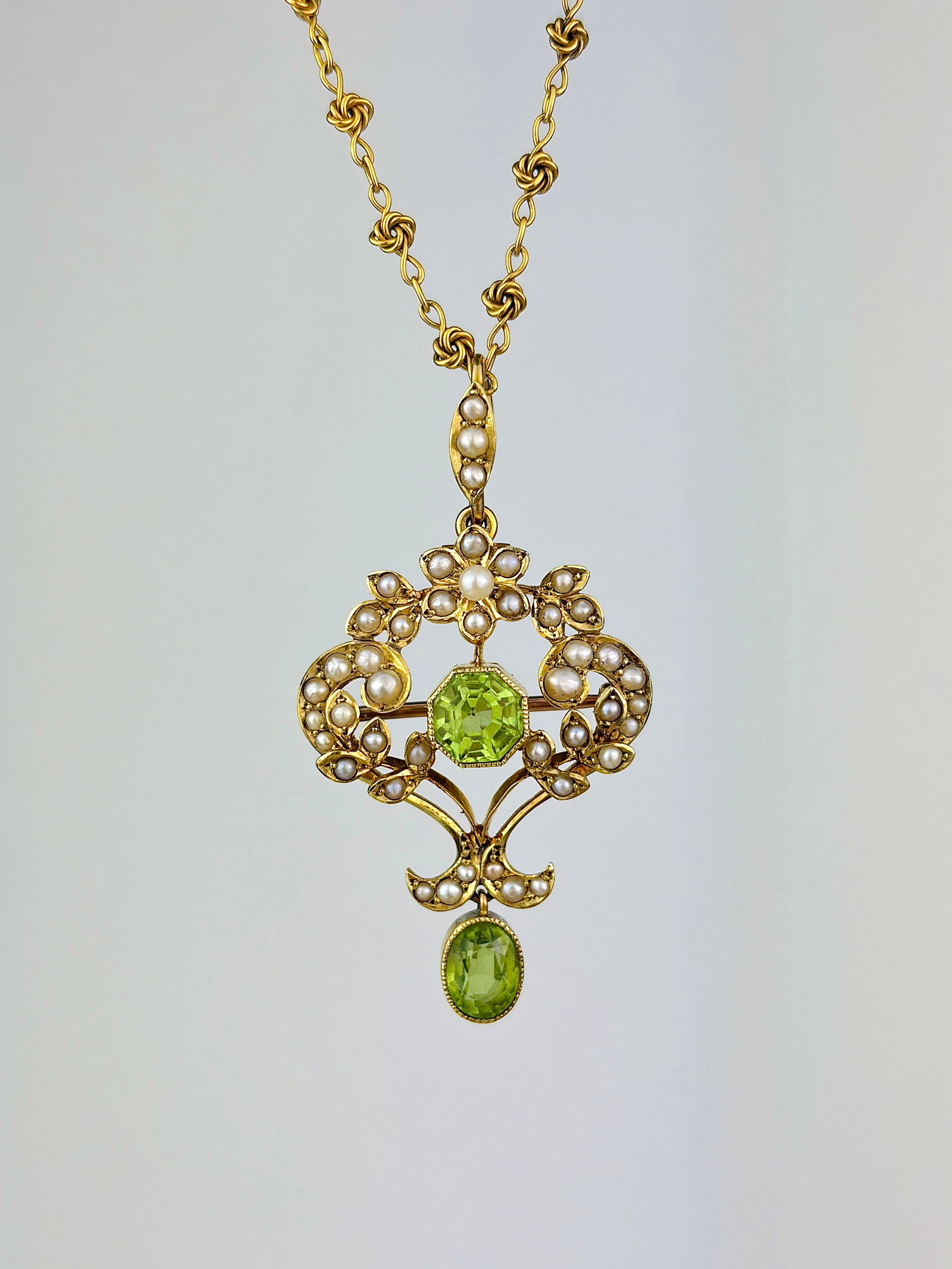 Antique 15ct Yellow Gold Peridot and Pearl Pendant on Chain in Antique Box - 2