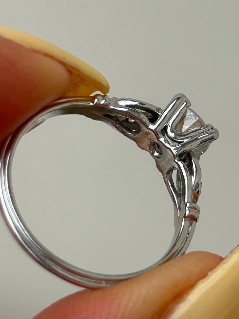 Wonderful 14ct White Gold Diamond Solitaire Ring - 8